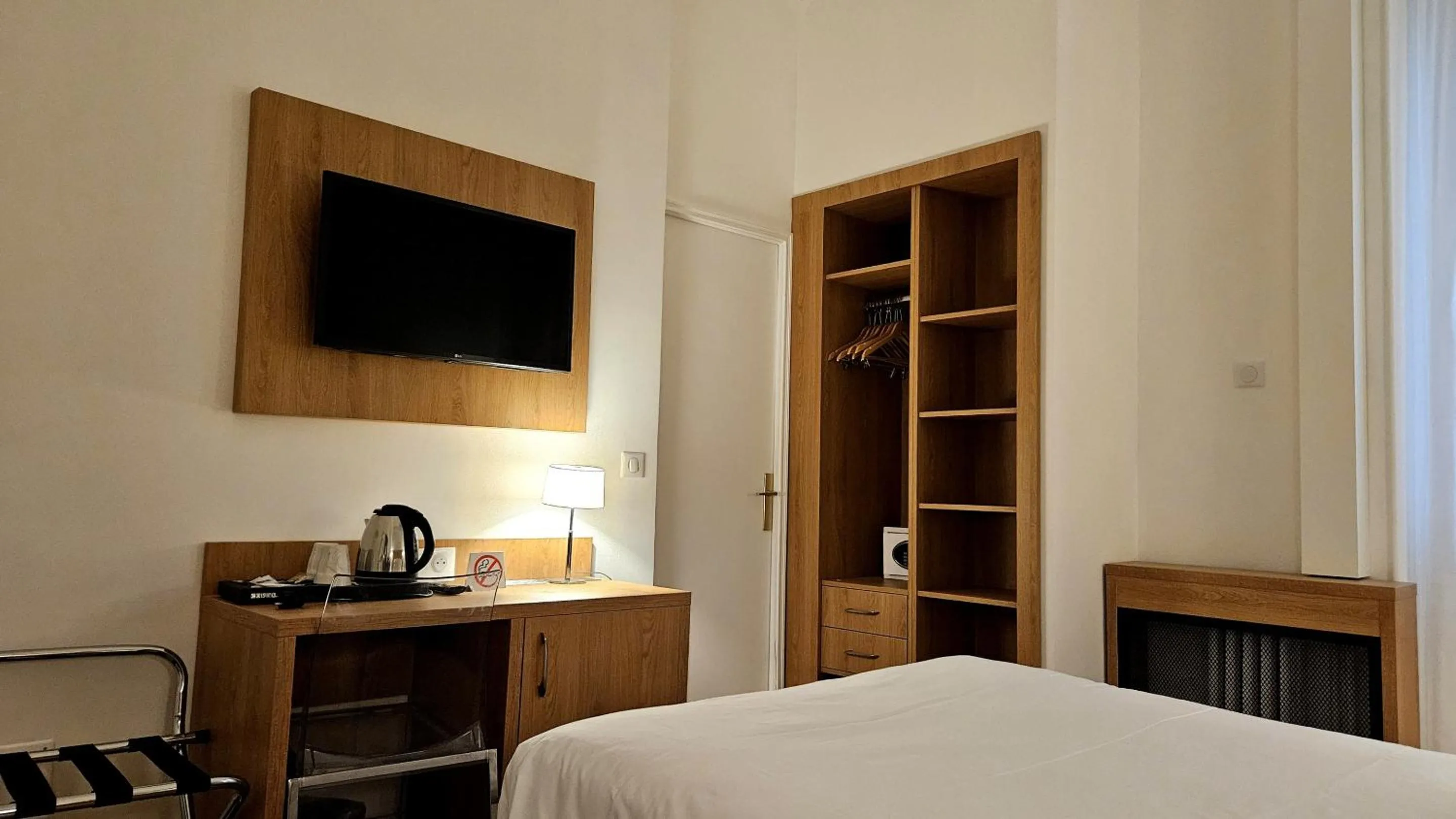 Bedroom, Bed in Hotel Carlton Nice