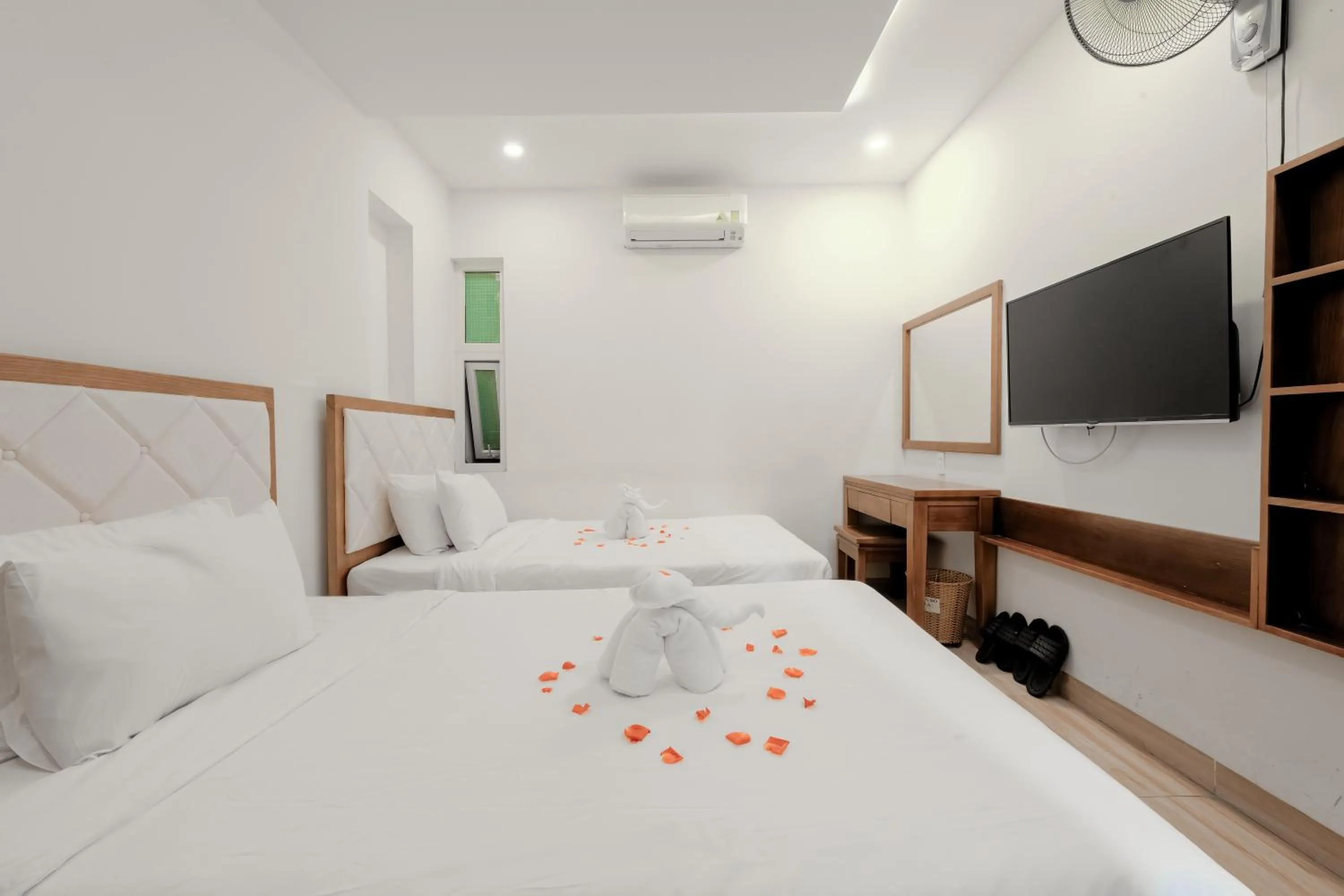 Bed in DaNa Sailing Hotel