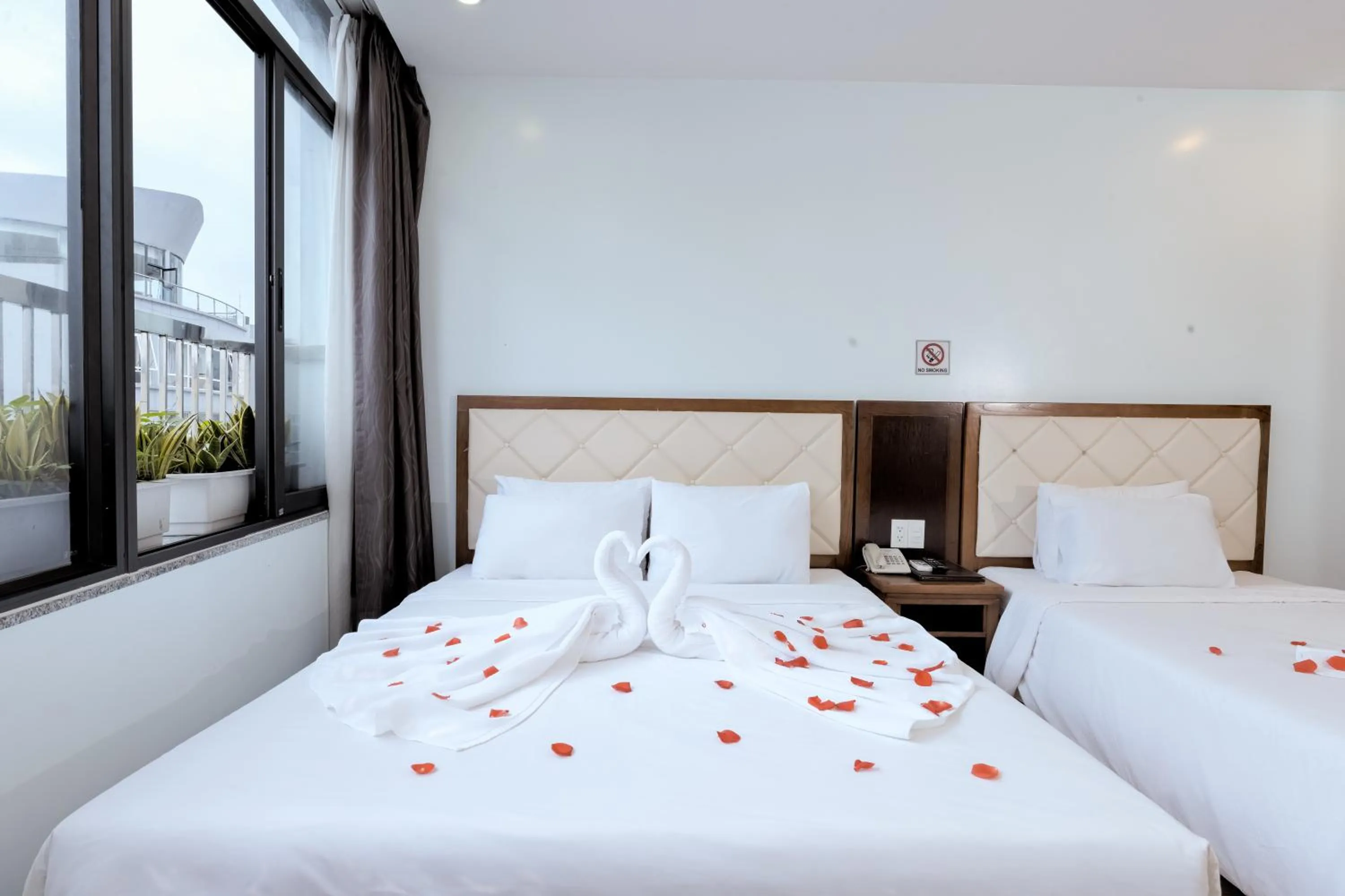 Bed in DaNa Sailing Hotel