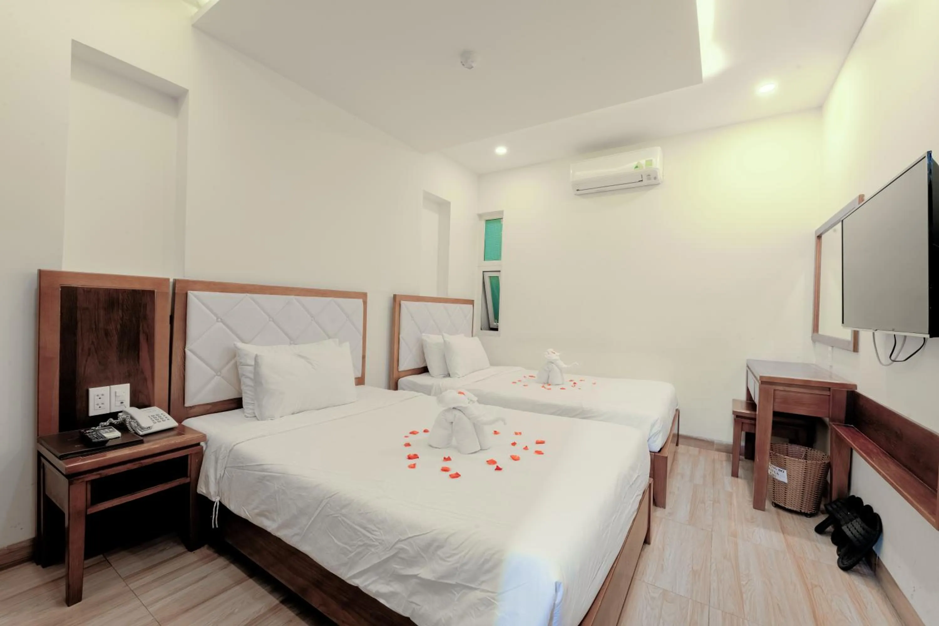 Photo of the whole room, Bed in DaNa Sailing Hotel