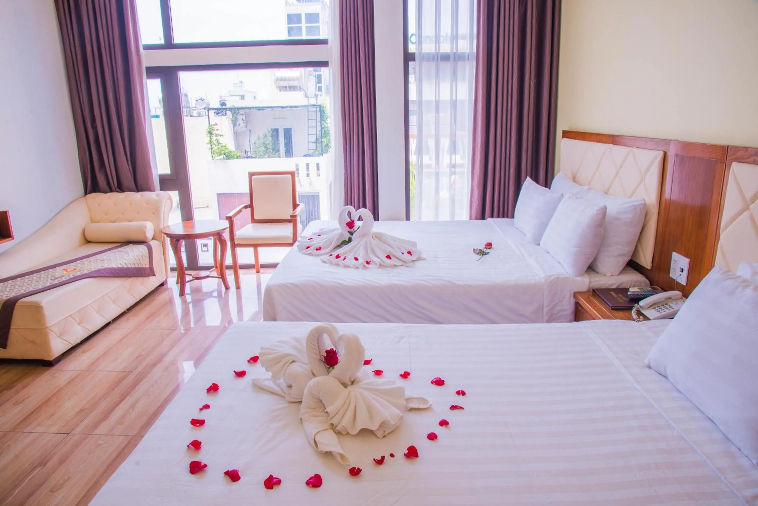 Photo of the whole room, Bed in DaNa Sailing Hotel