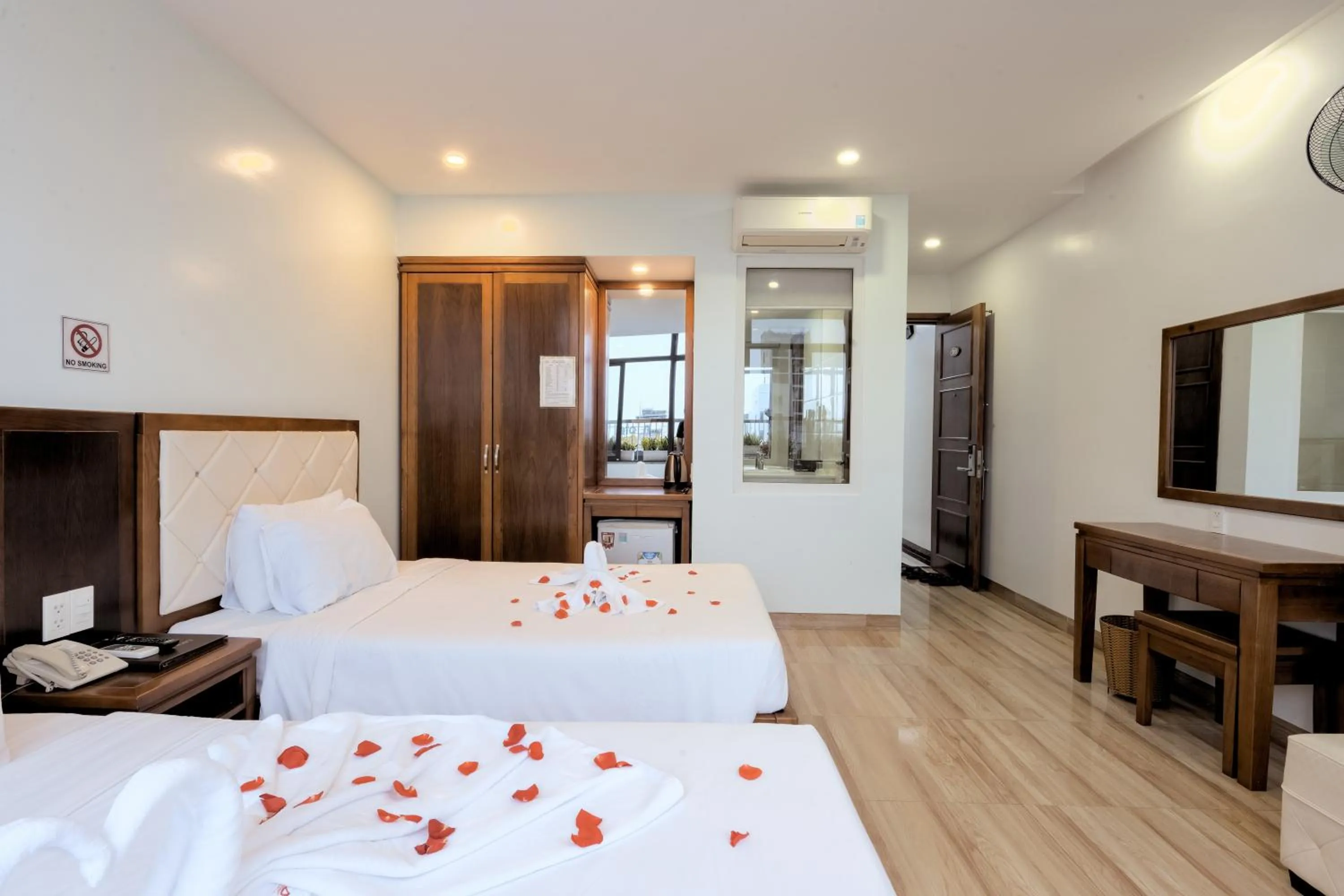 room service, Bed in DaNa Sailing Hotel