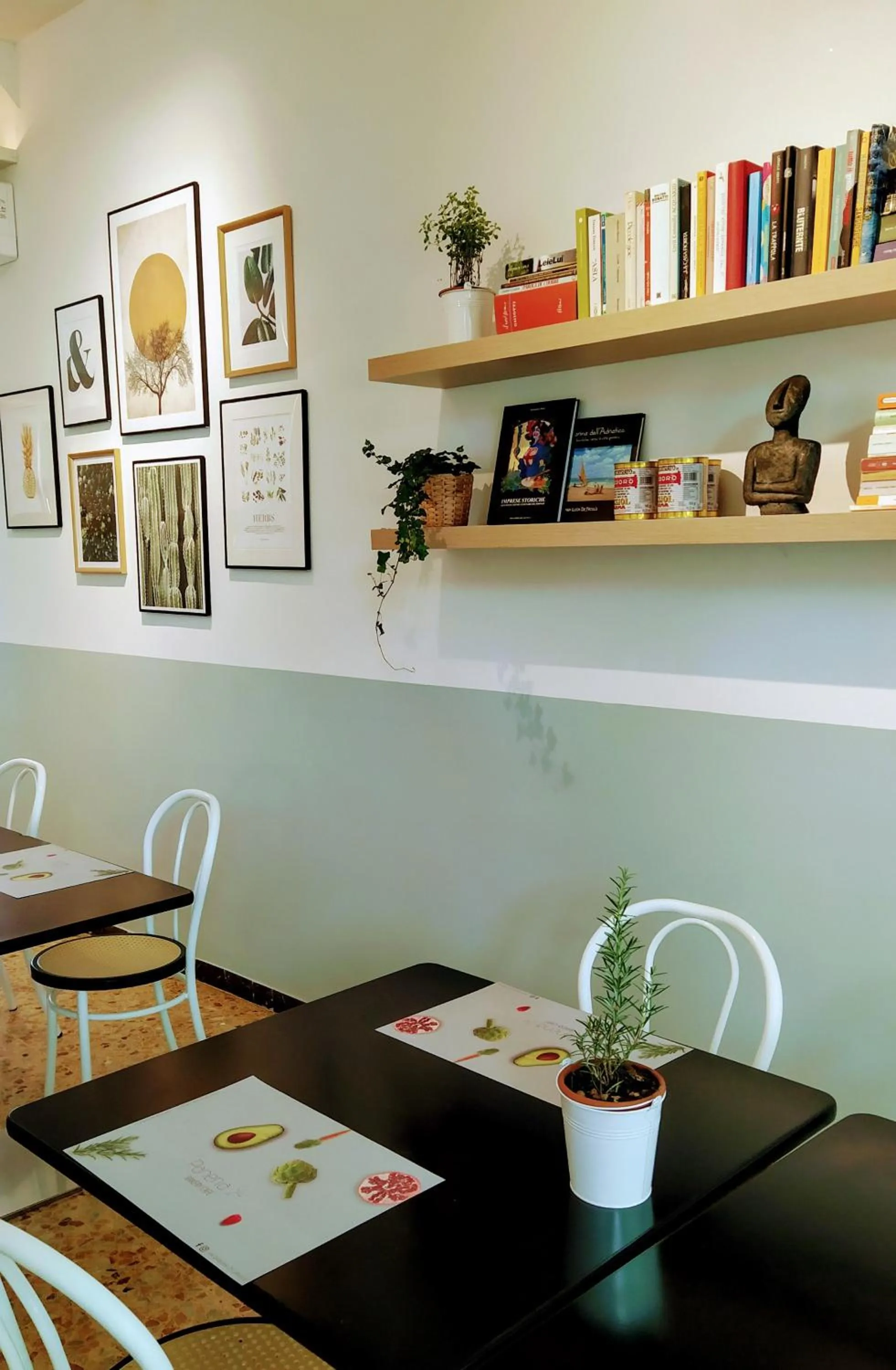 Restaurant/places to eat in De La Ville Hotel