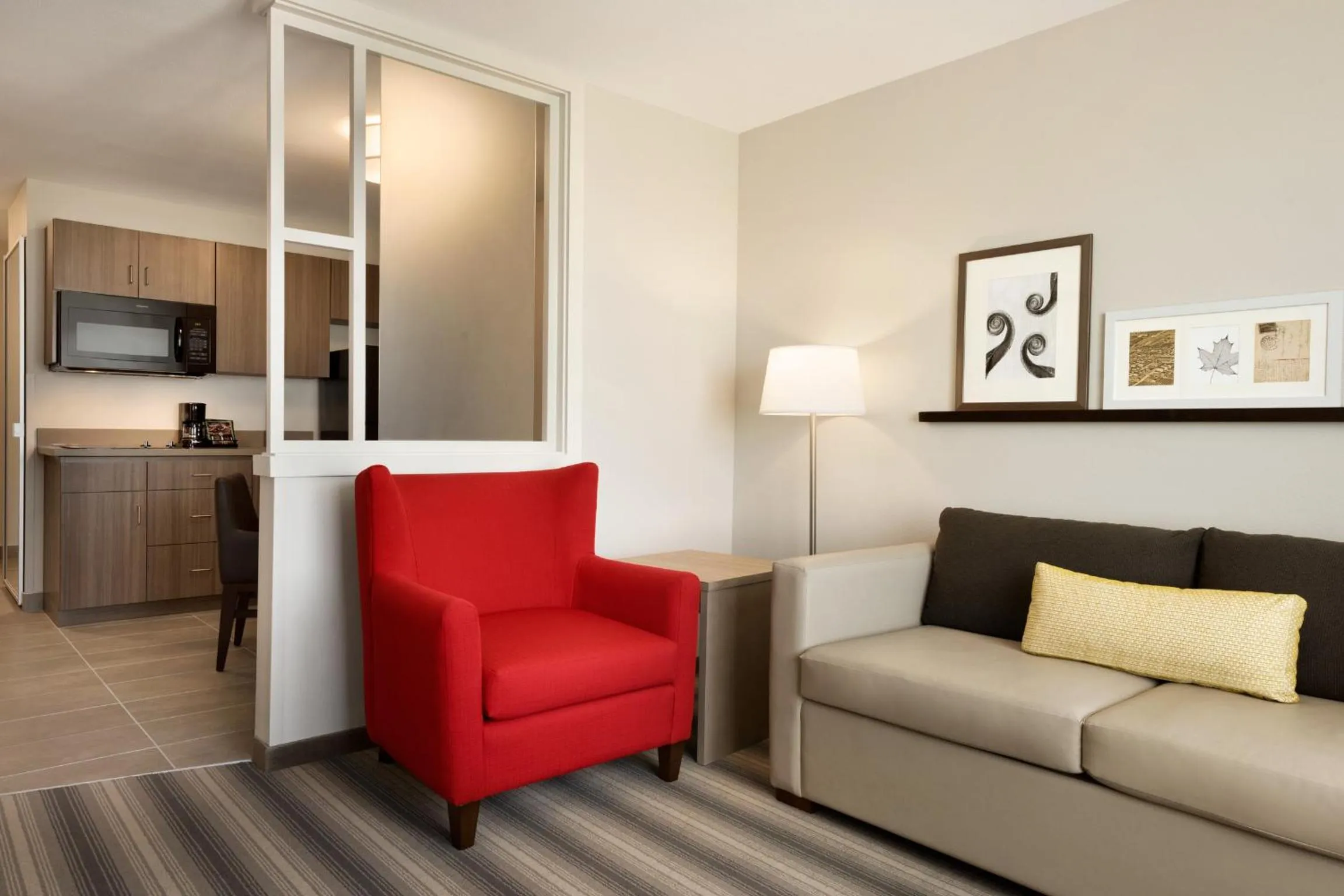 Living room in Country Inn & Suites by Radisson, Indianola, IA