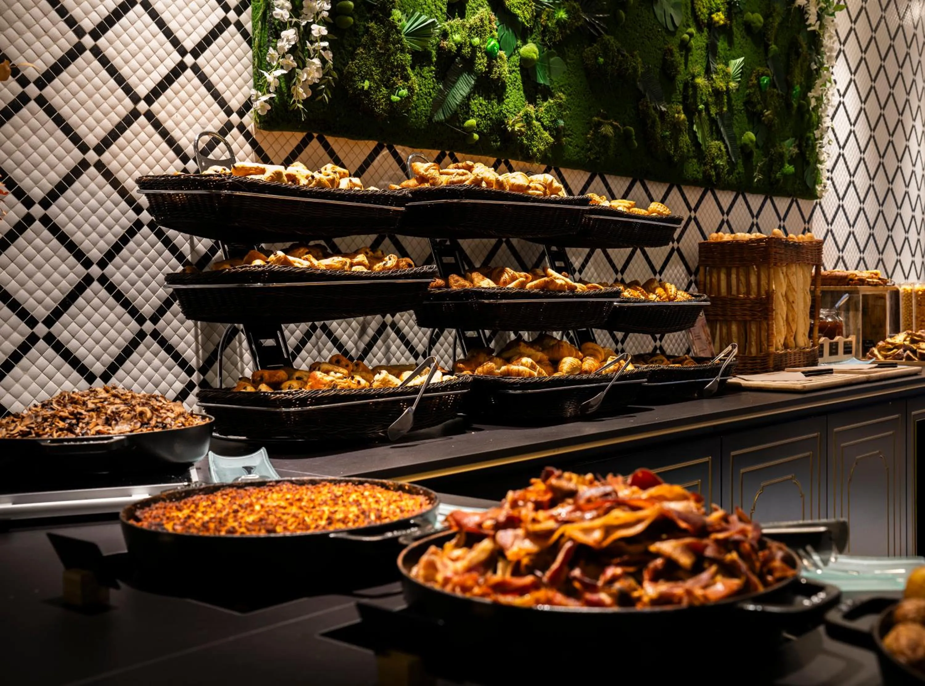 Restaurant/places to eat in Dream Castle Hotel Marne La Vallee