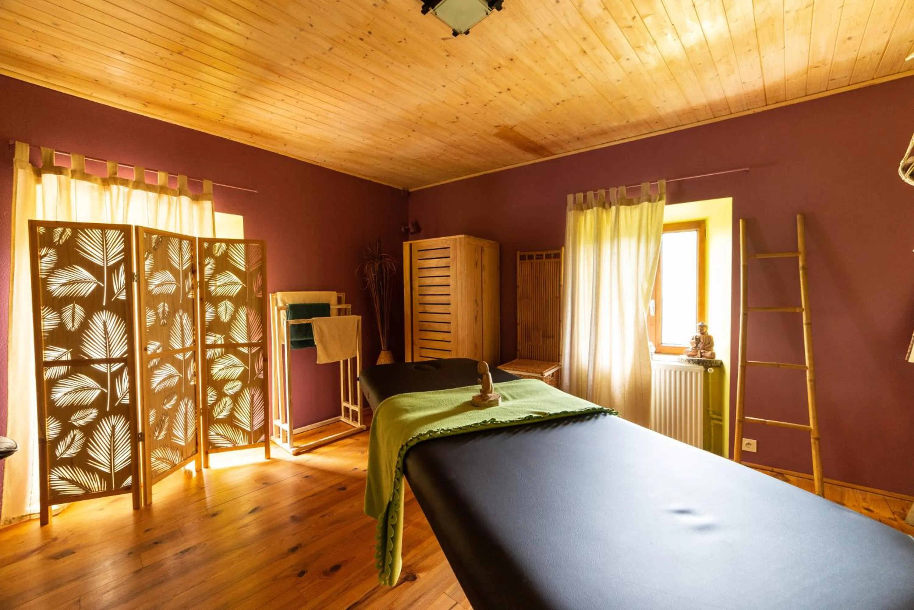 Massage, Bed in La Calade Chambres d'Hôtes & Espace Bien-Etre