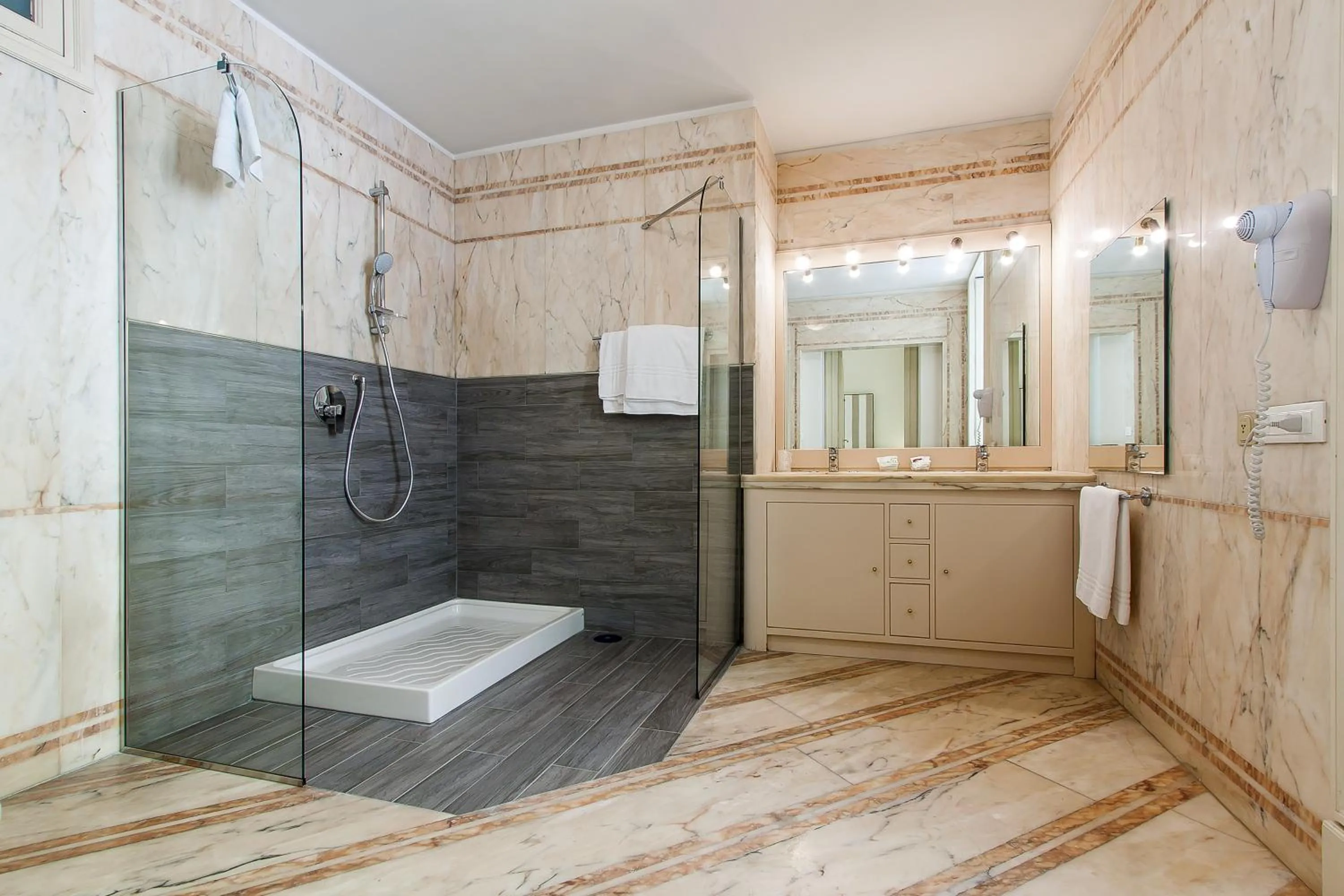 Shower in Palazzo Starace