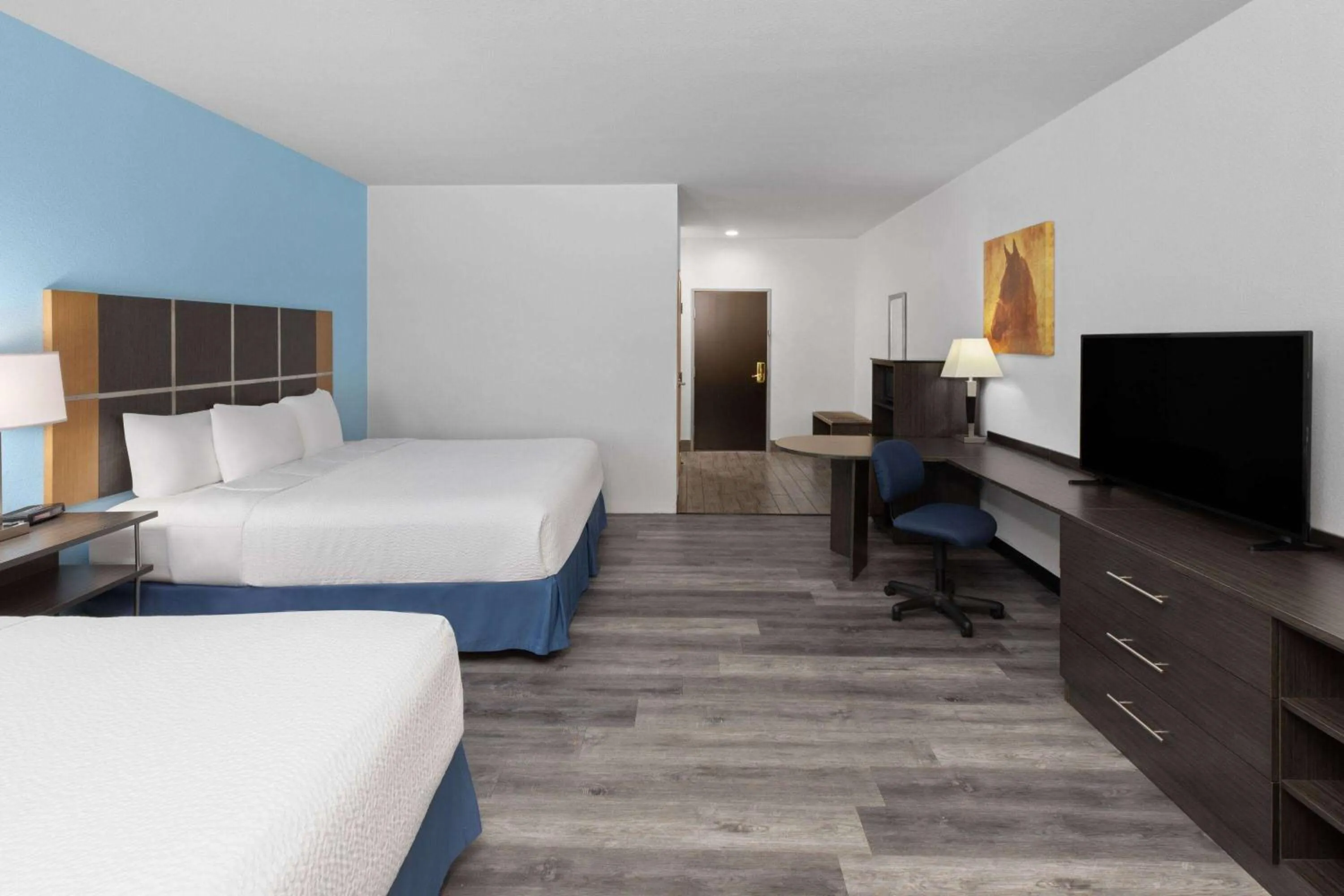 Photo of the whole room, Bed in Days Inn & Suites by Wyndham Lubbock Medical Center
