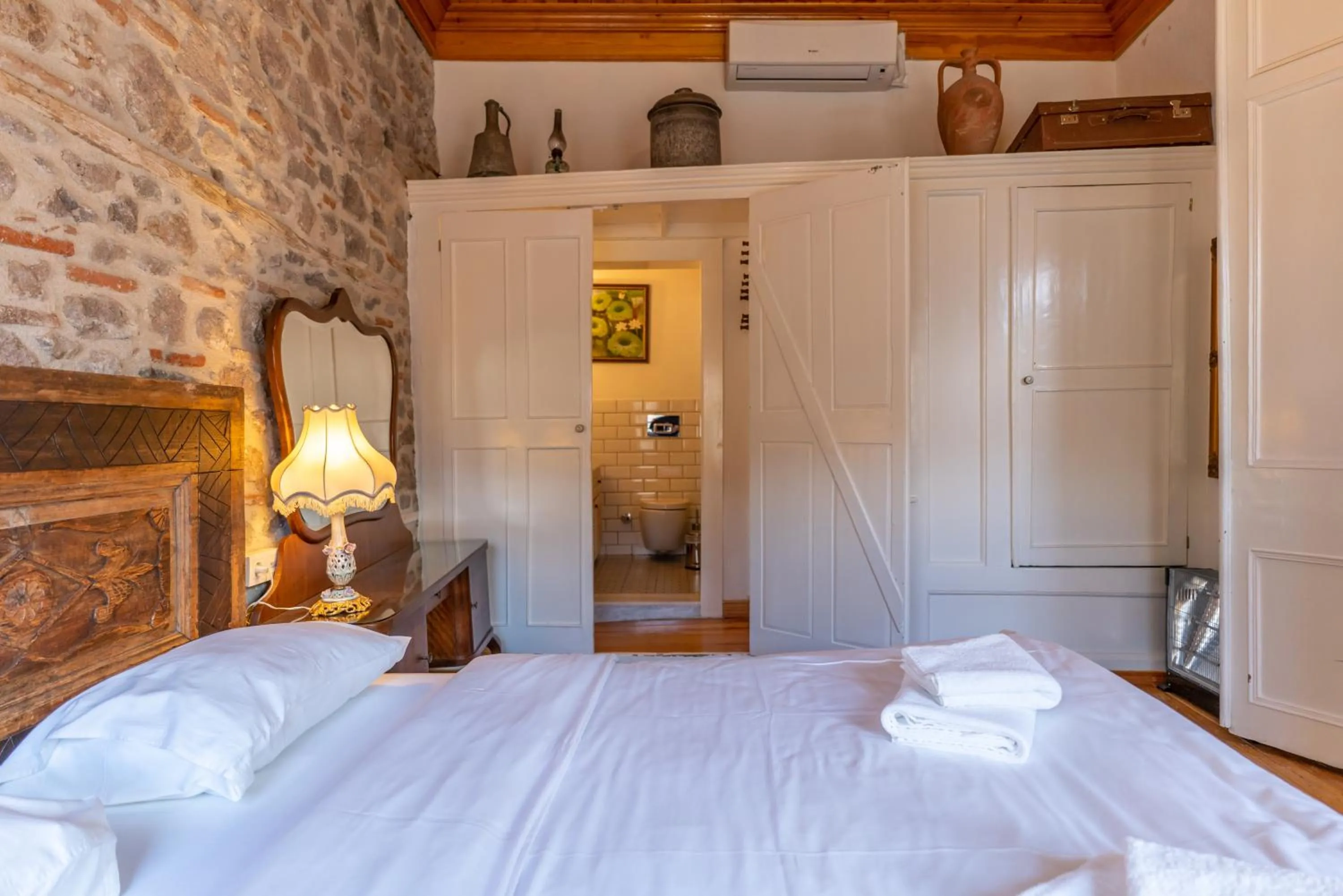 wardrobe, Bed in Dutlu Konak