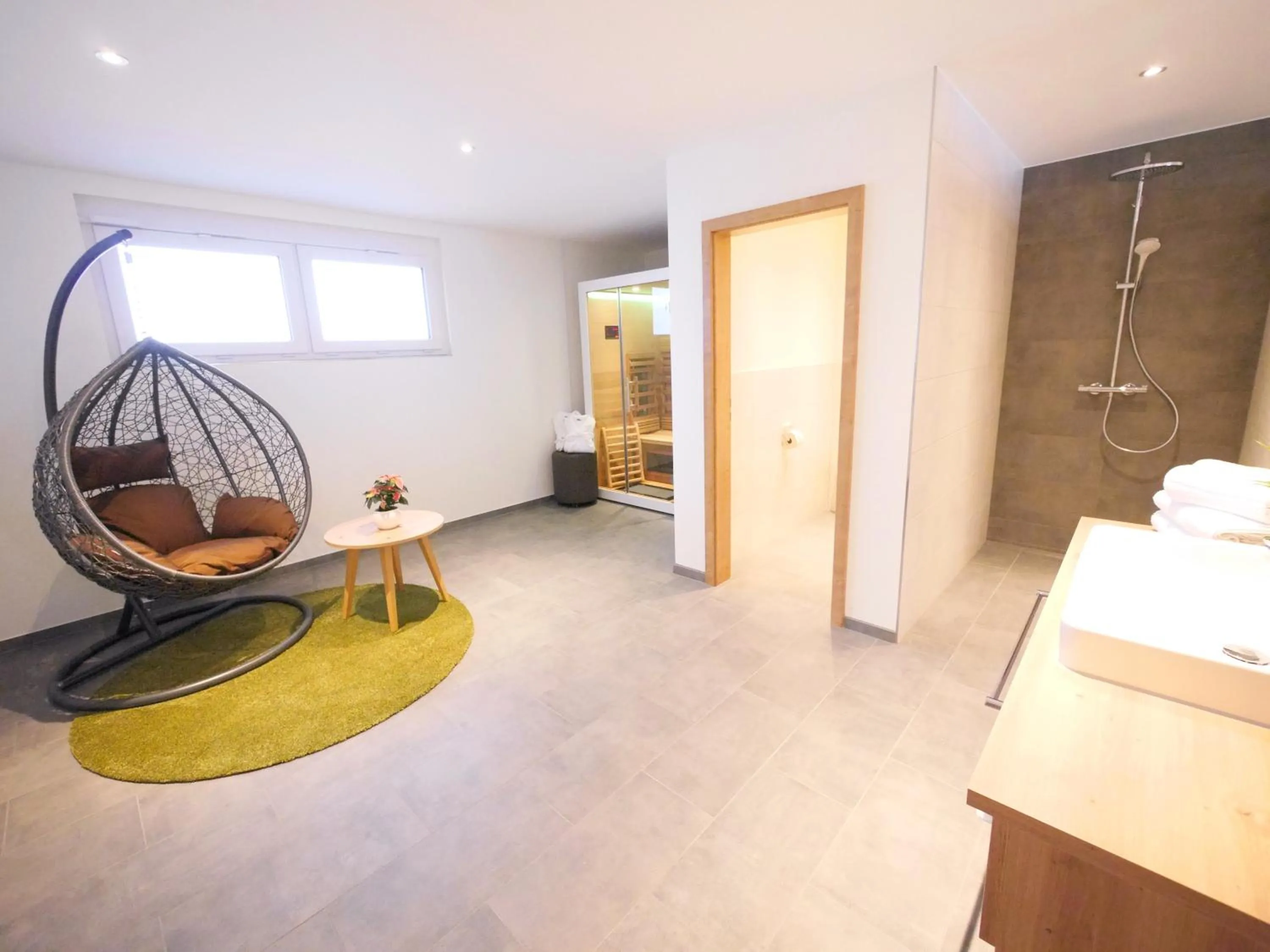 Bathroom, Bed in Berghotel Zollersteighof