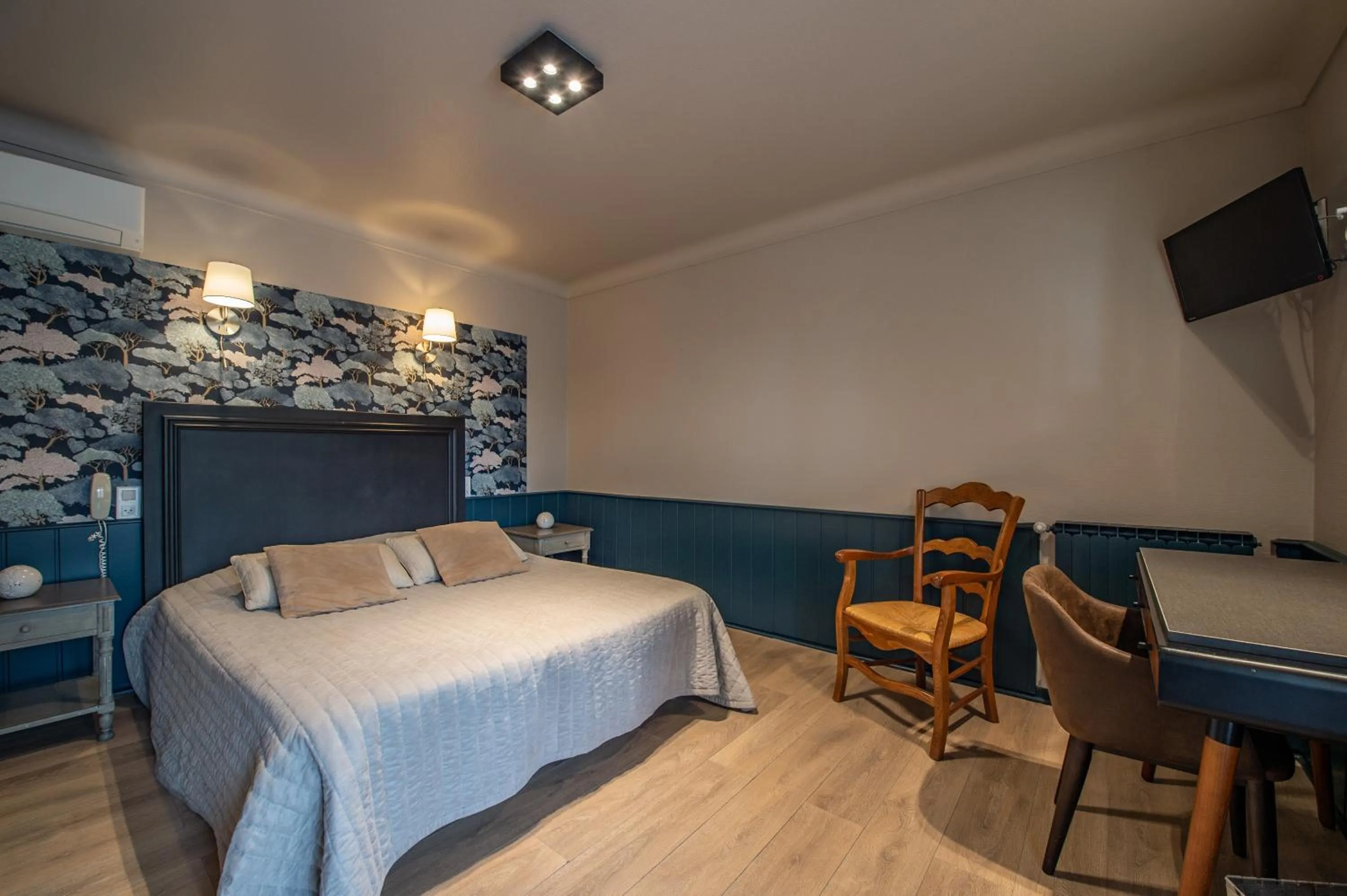 Photo of the whole room, Bed in Les Florets