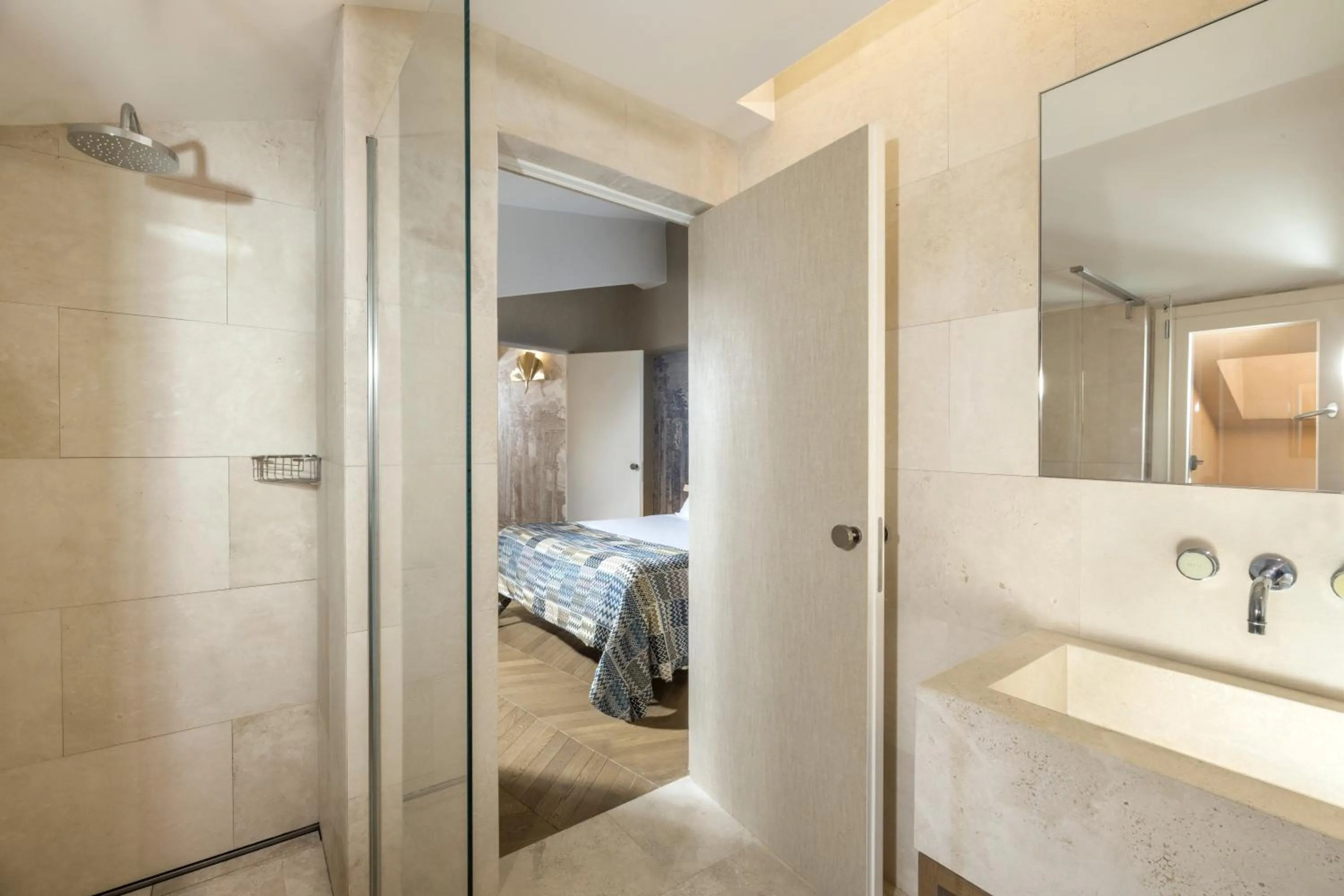 Bathroom, Bed in Hotel Palazzo Manfredi – Small Luxury Hotels of the World