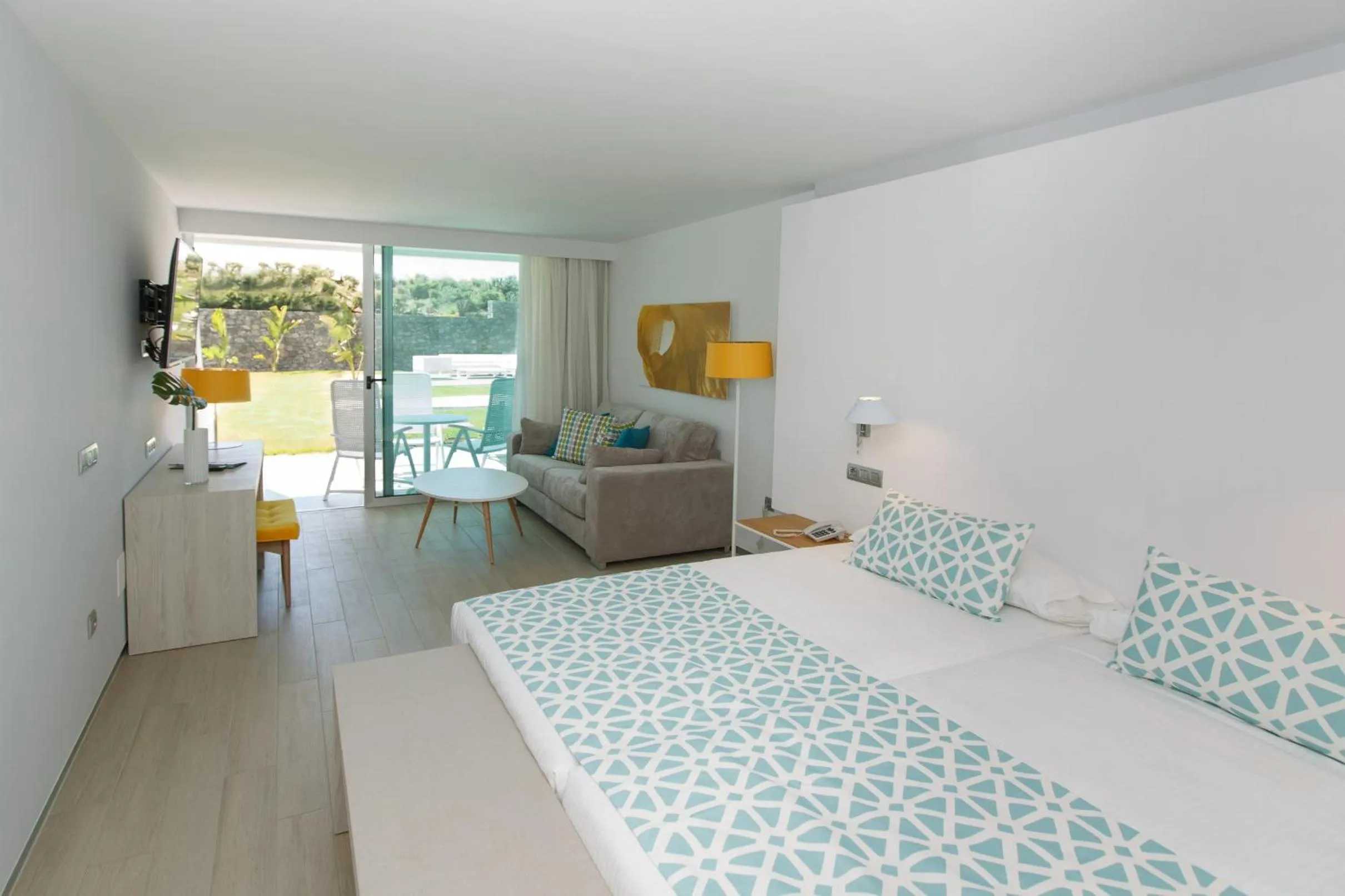 Photo of the whole room, Bed in Santa Monica Suites Hotel