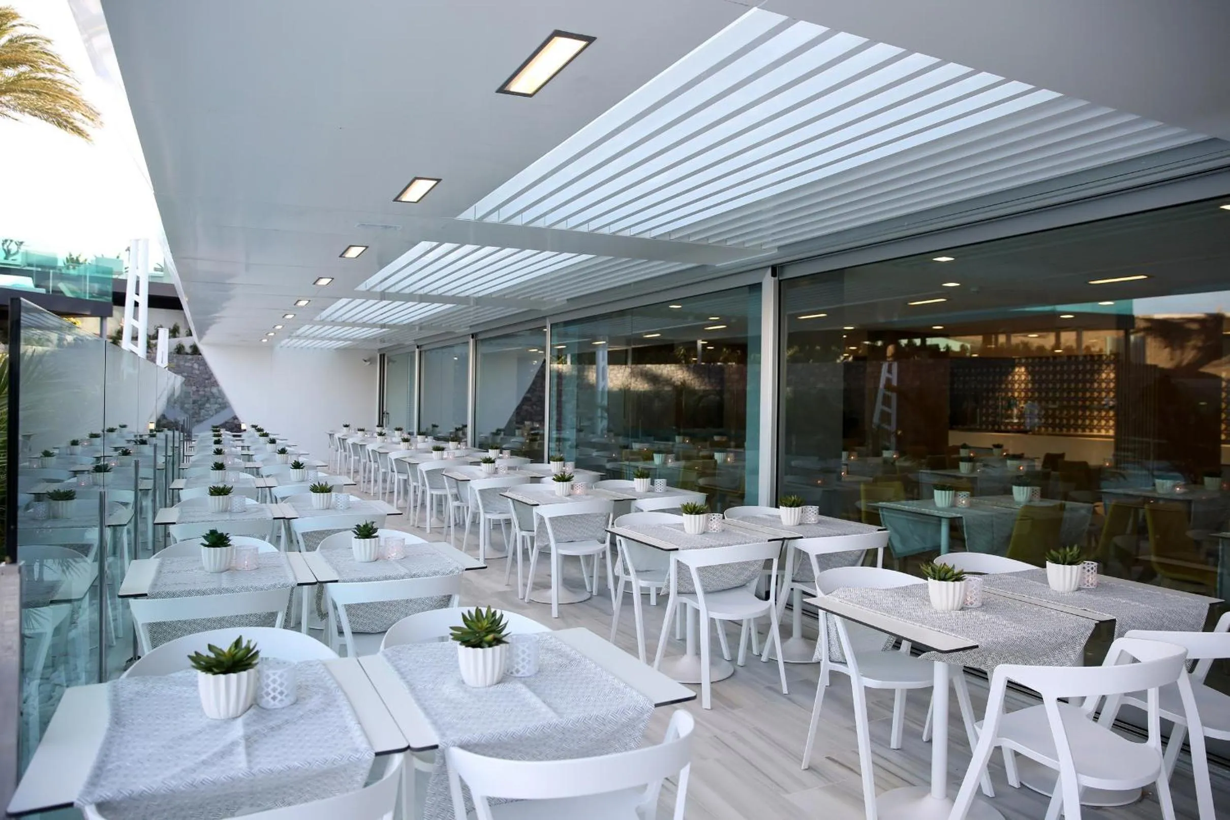 Restaurant/places to eat in Santa Monica Suites Hotel