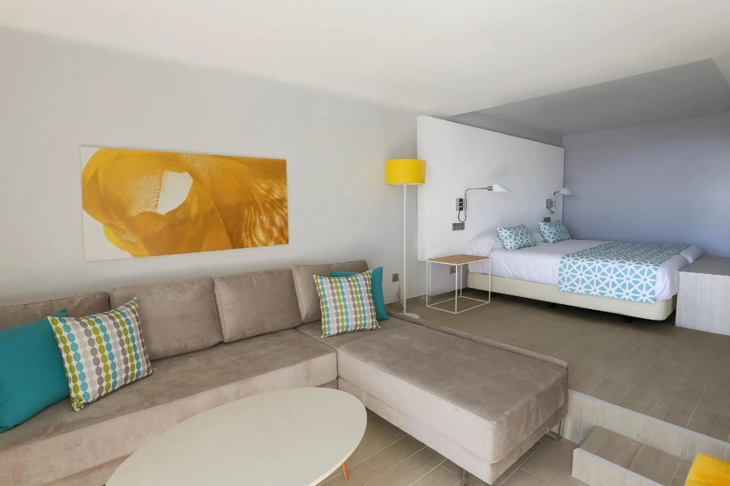 Photo of the whole room, Bed in Santa Monica Suites Hotel