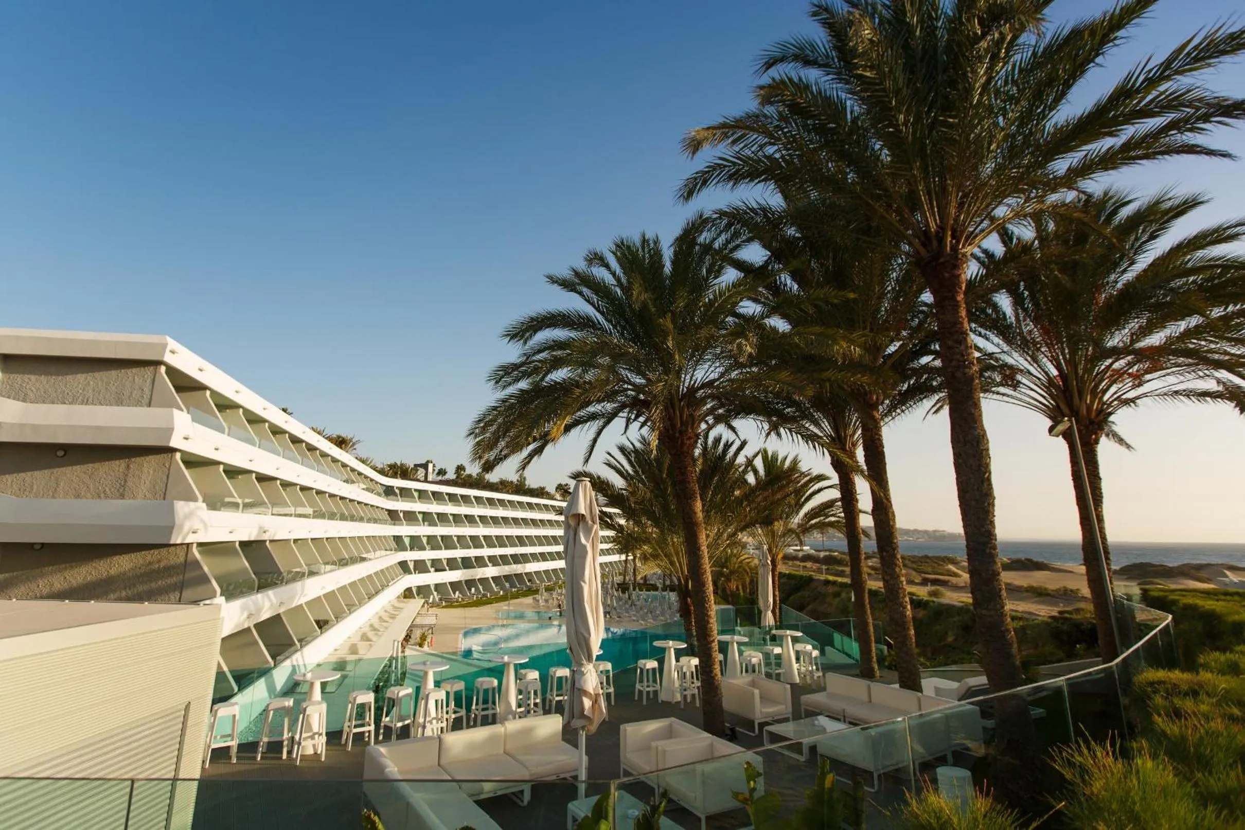 Property building in Santa Monica Suites Hotel