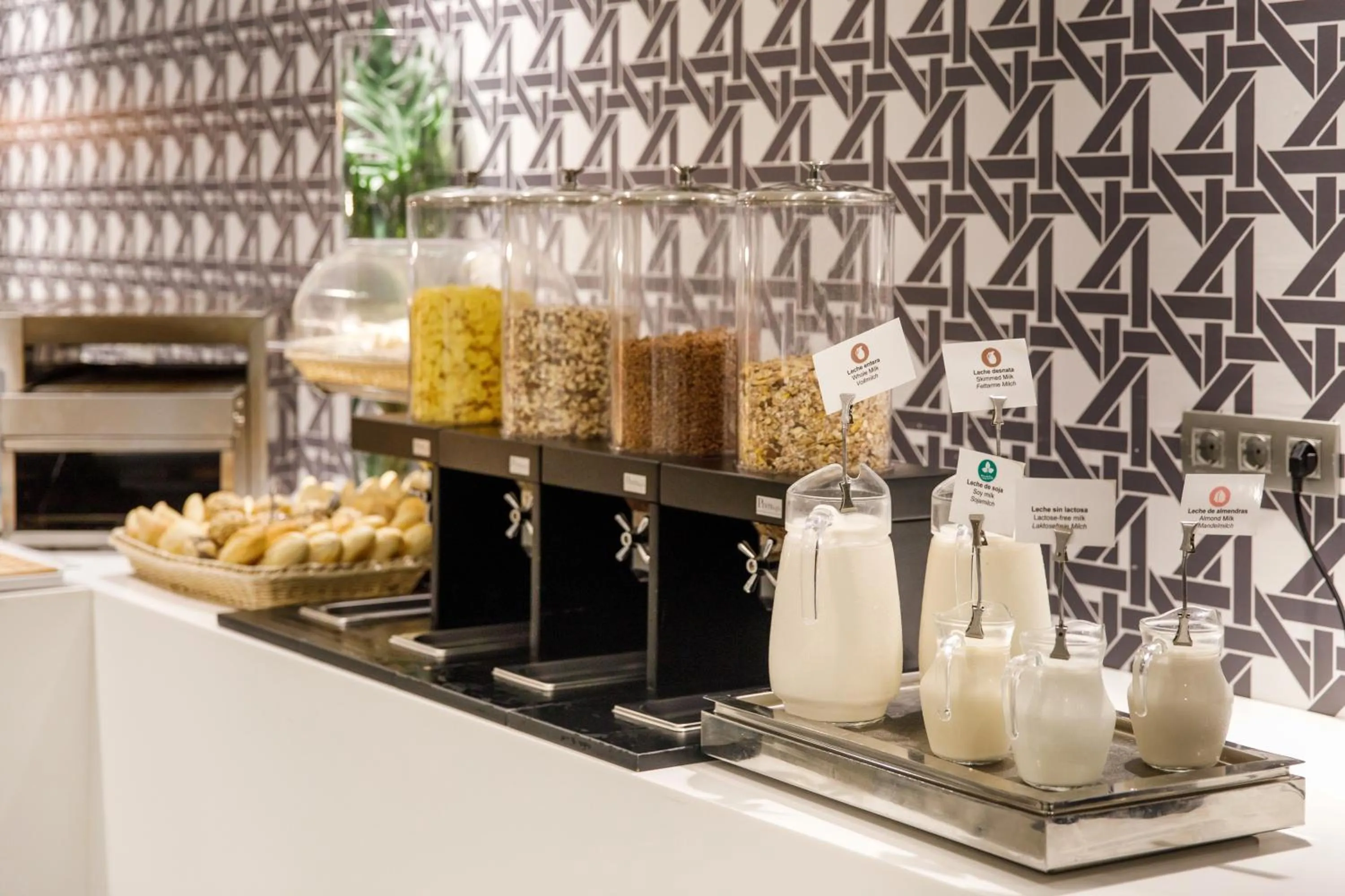 Buffet breakfast in Santa Monica Suites Hotel