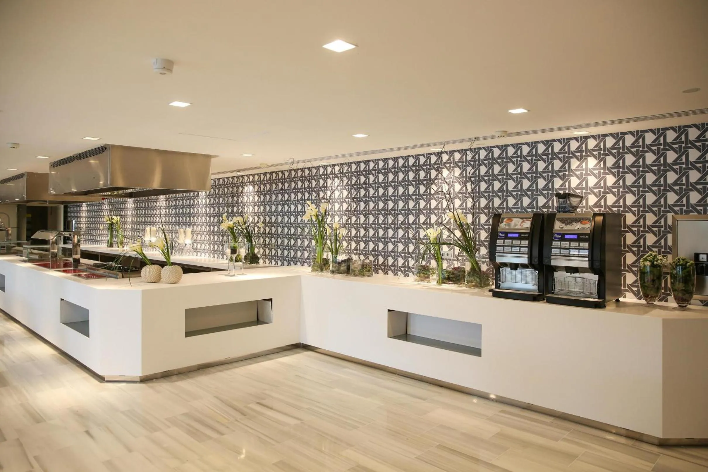 Restaurant/places to eat in Santa Monica Suites Hotel