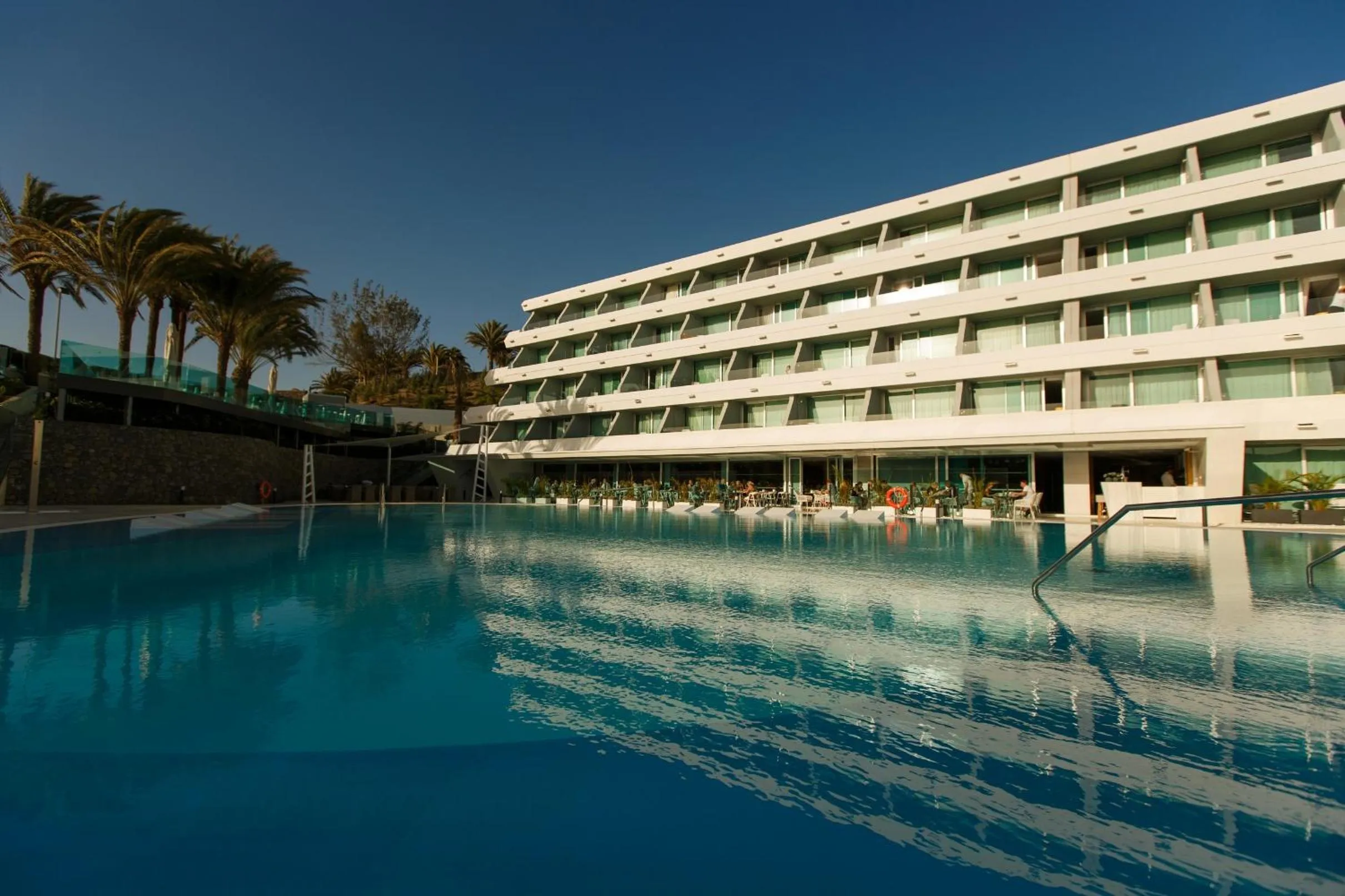 Property building in Santa Monica Suites Hotel