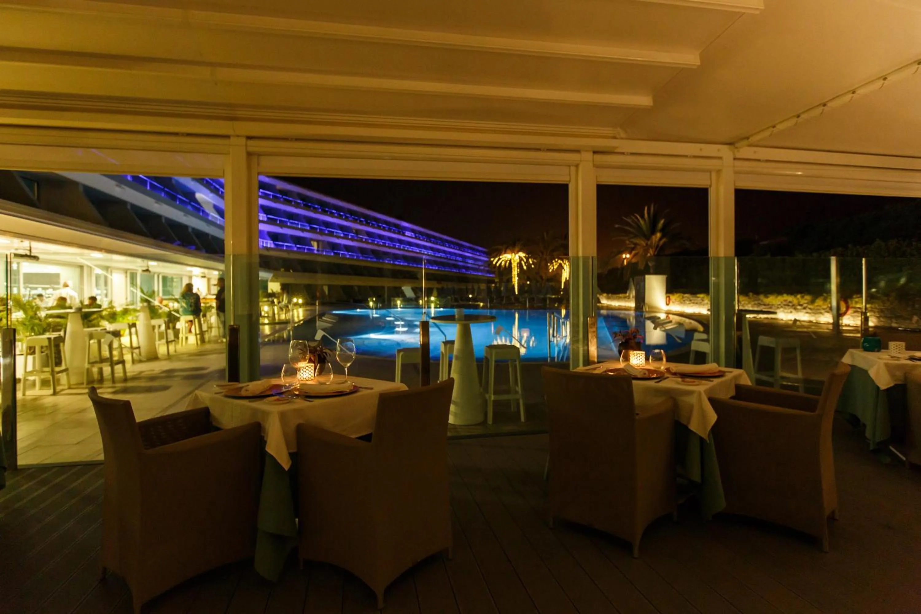 Restaurant/places to eat in Santa Monica Suites Hotel