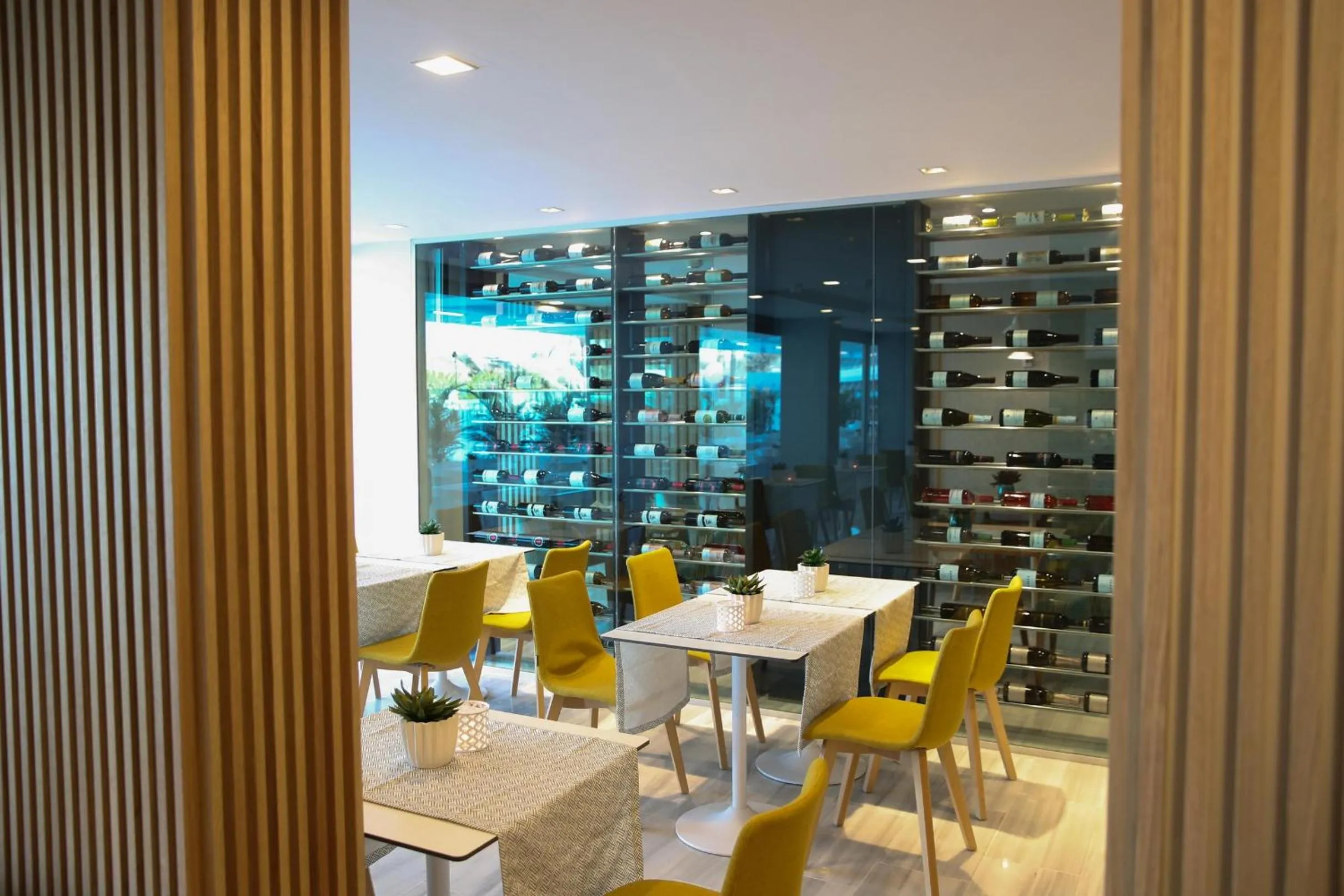 Restaurant/places to eat in Santa Monica Suites Hotel