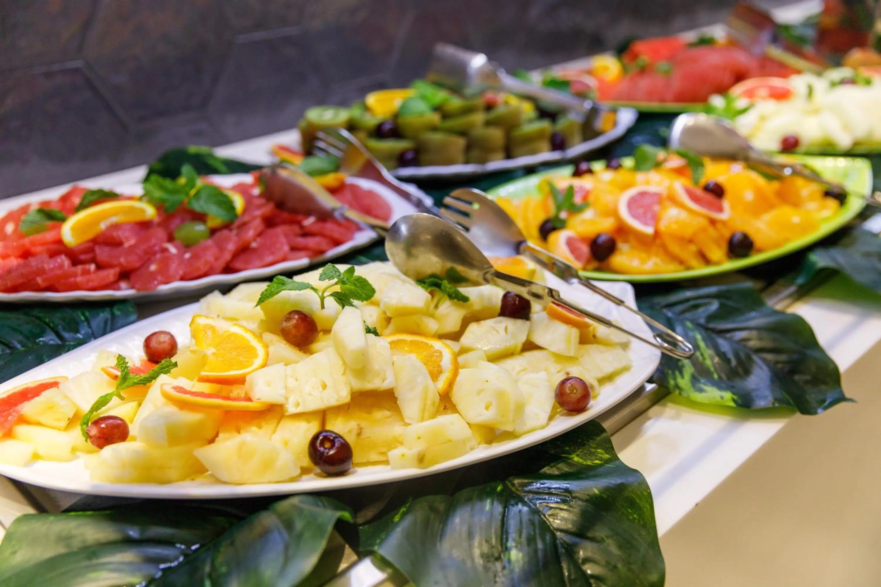 Restaurant/places to eat in Santa Monica Suites Hotel