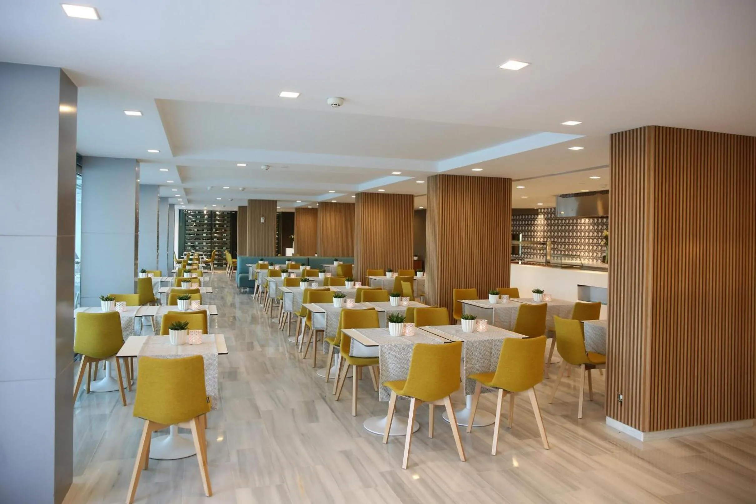 Restaurant/places to eat in Santa Monica Suites Hotel