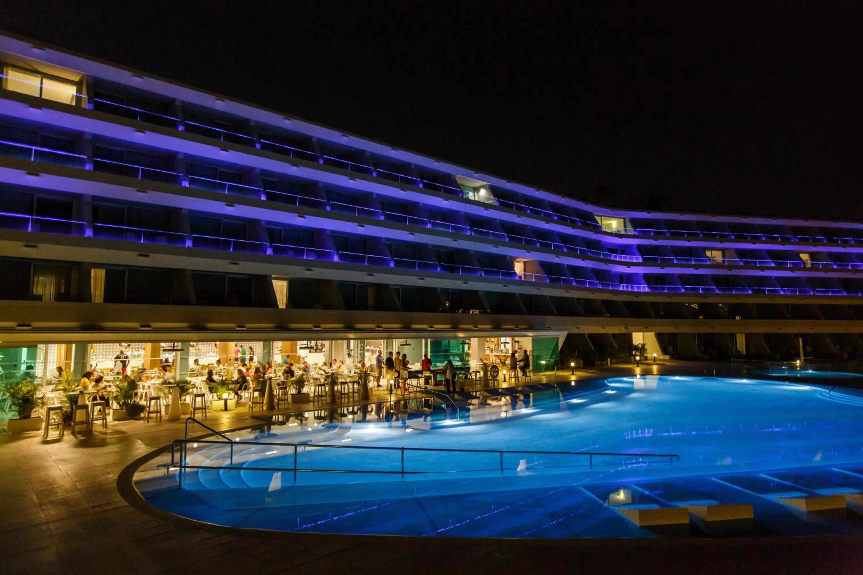 Swimming pool in Santa Monica Suites Hotel