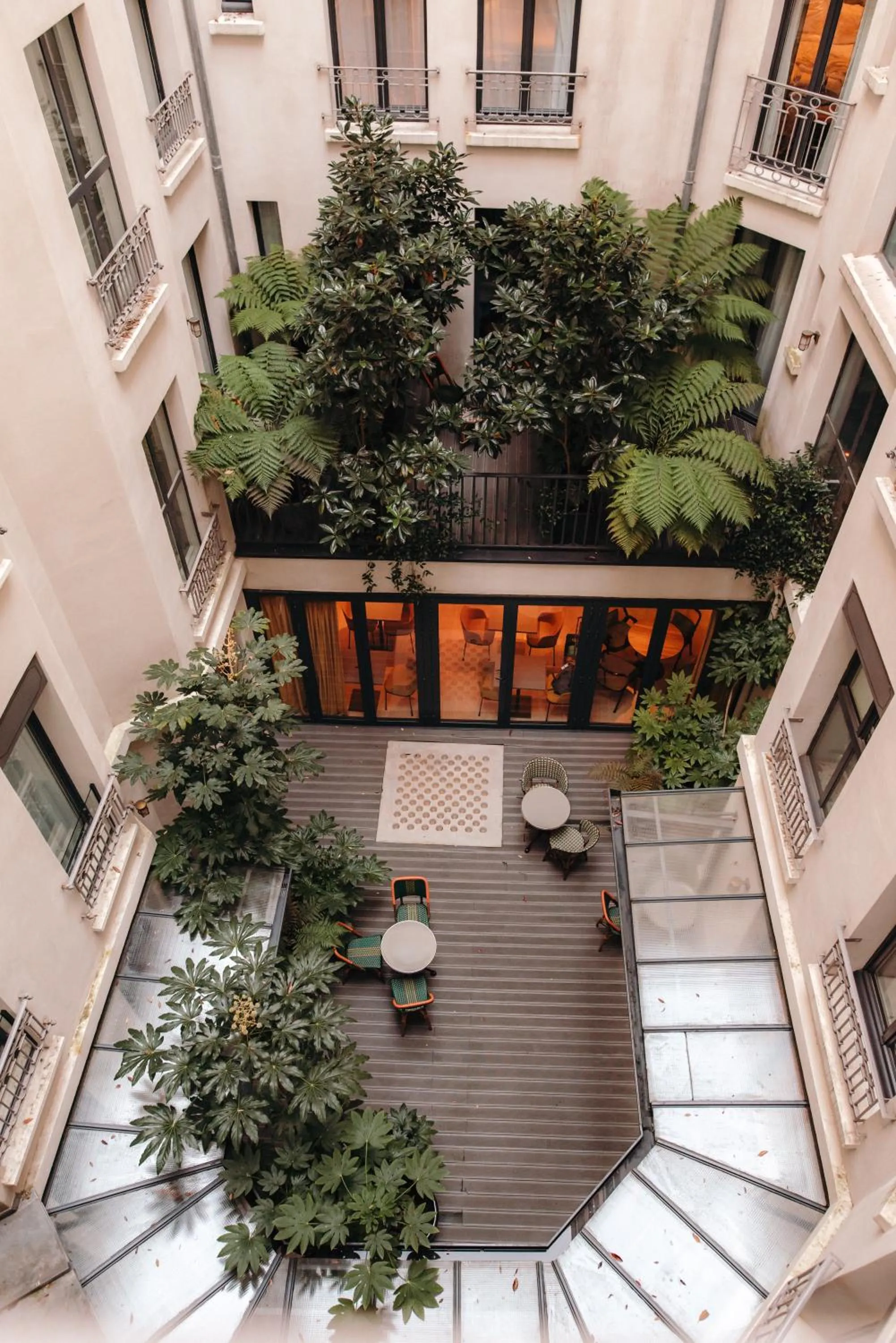 Patio in Hotel Eiffel Blomet
