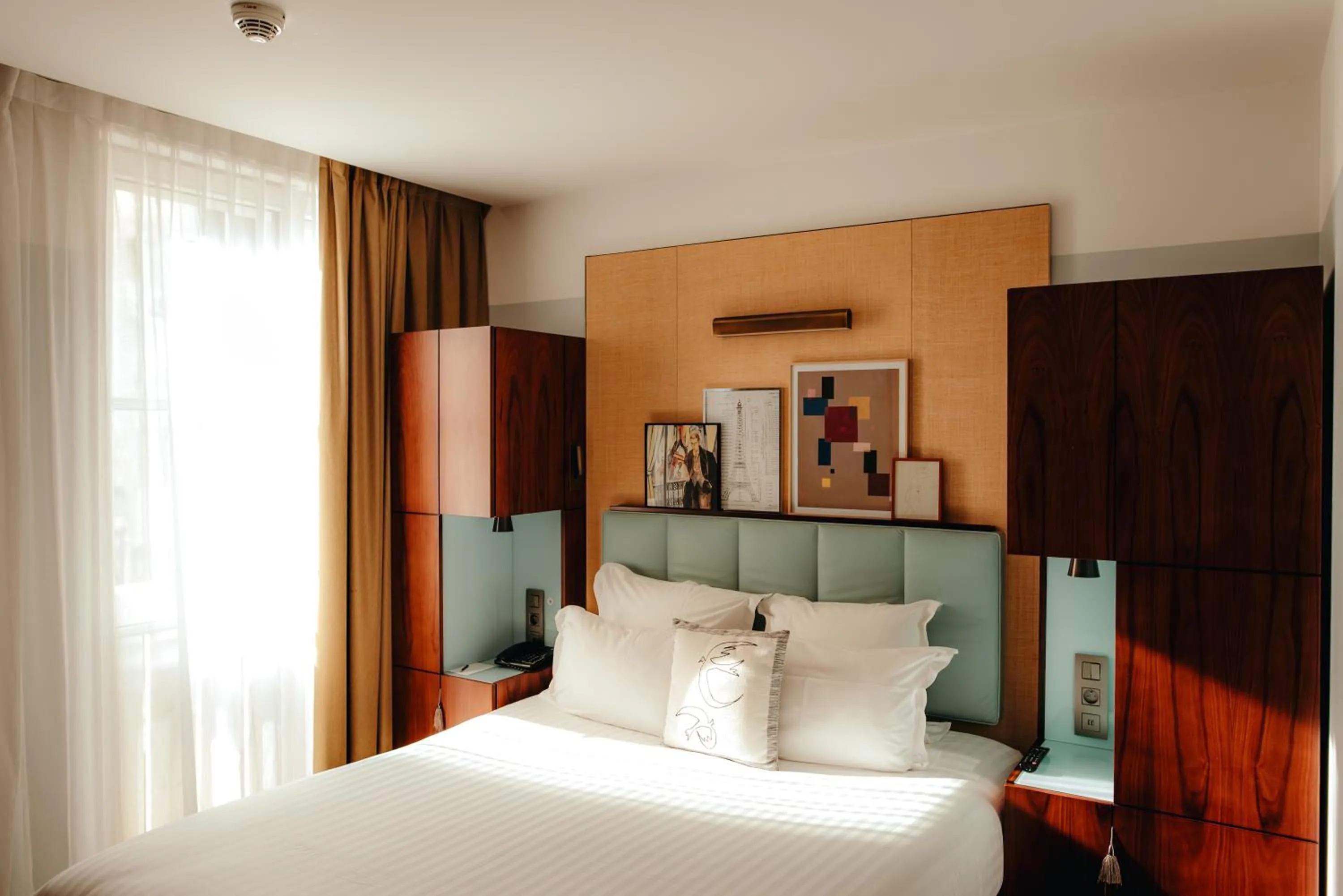 Bed in Hotel Eiffel Blomet