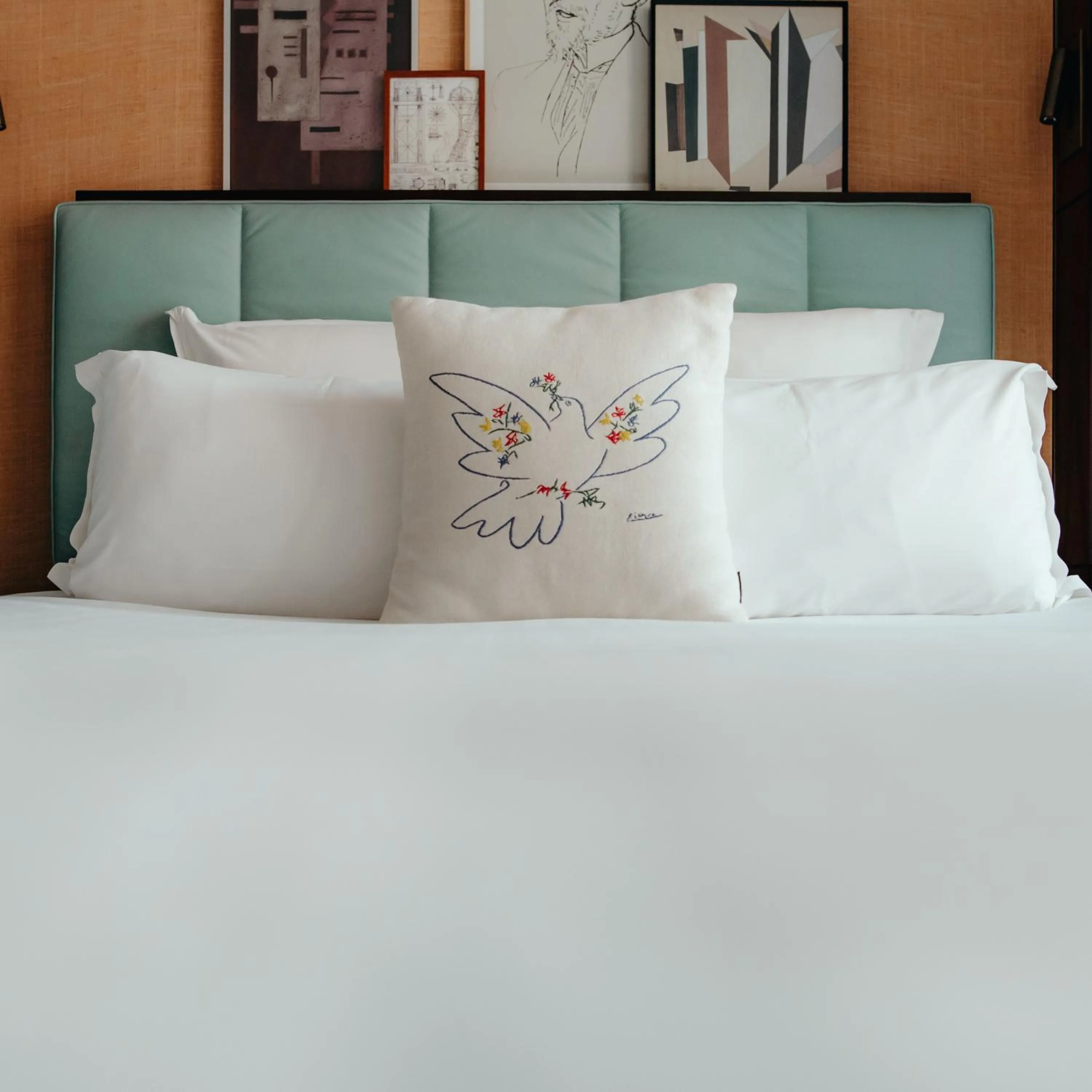 Bed in Hotel Eiffel Blomet