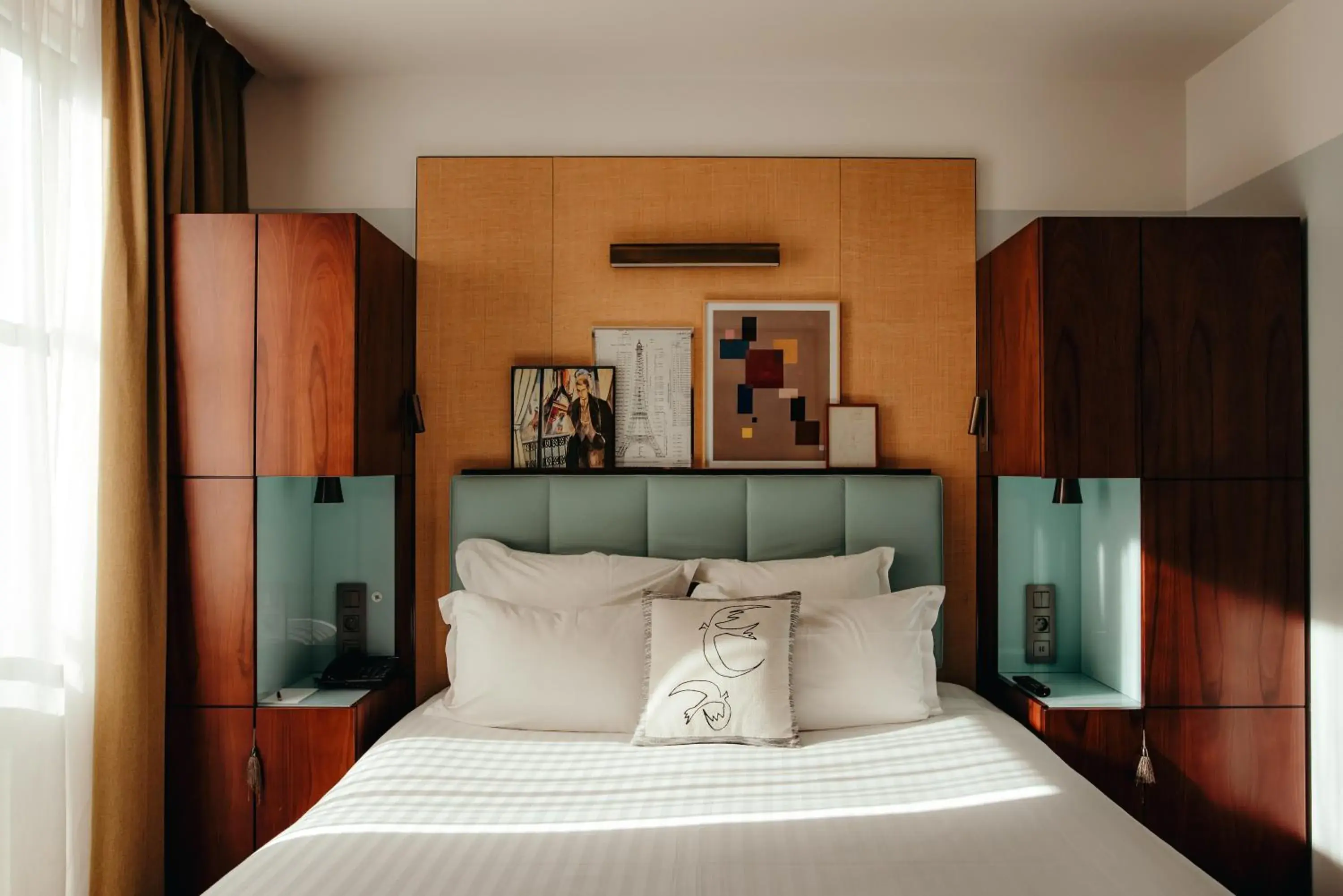 Superior Double Room with Pool Access in Hotel Eiffel Blomet Superior Double Room with Pool Access in Hotel Eiffel Blomet