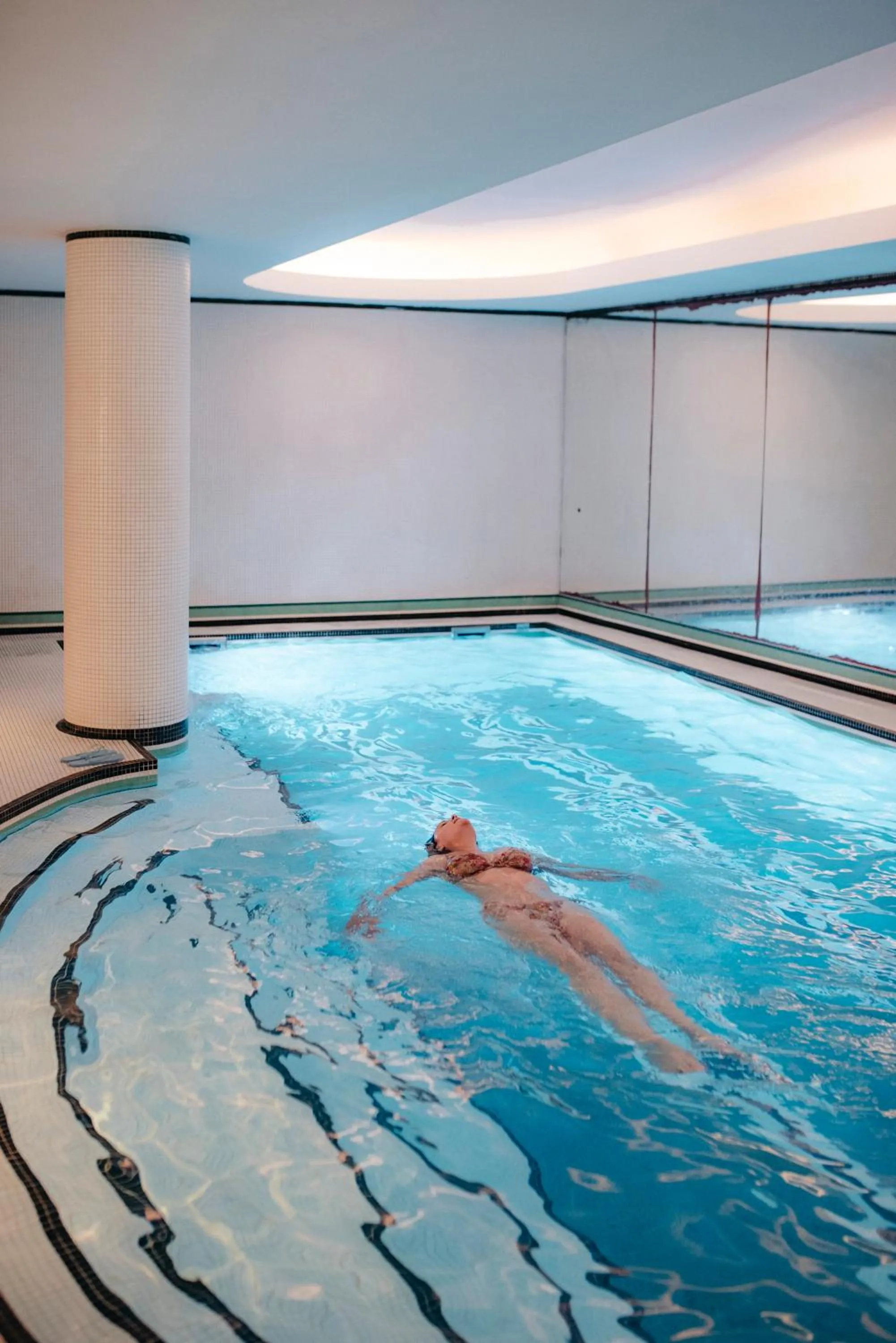 Swimming pool in Hotel Eiffel Blomet