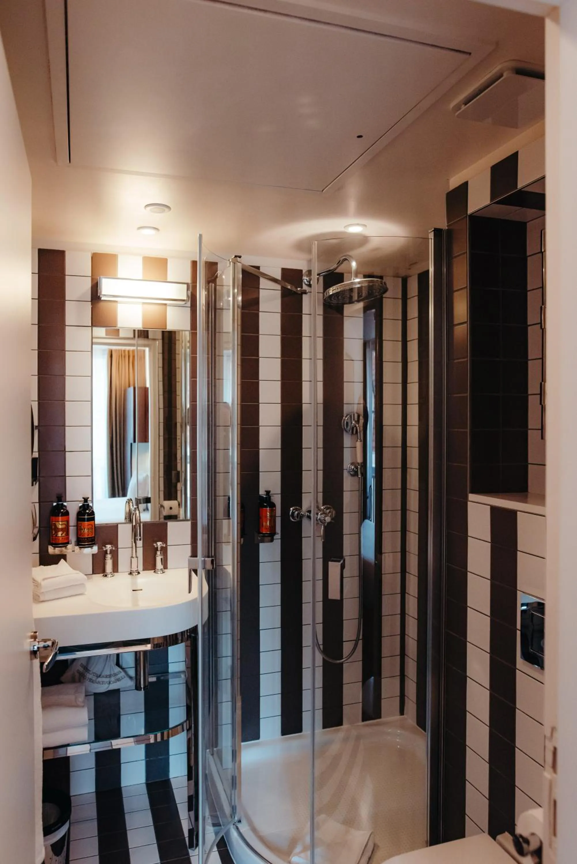 Shower in Hotel Eiffel Blomet