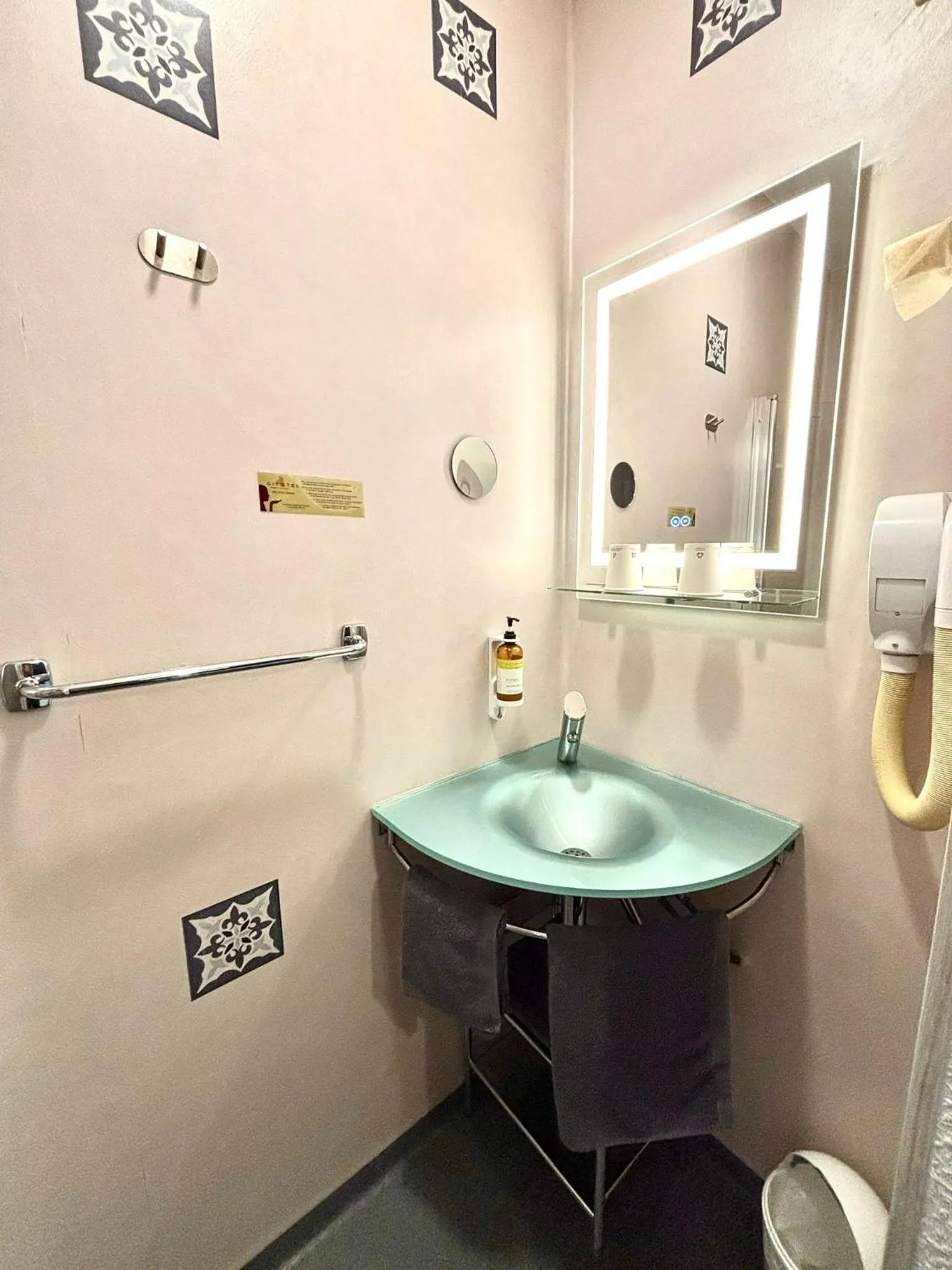 Bathroom in Cit'Hotel Le Cheval Blanc, Cognac Centre