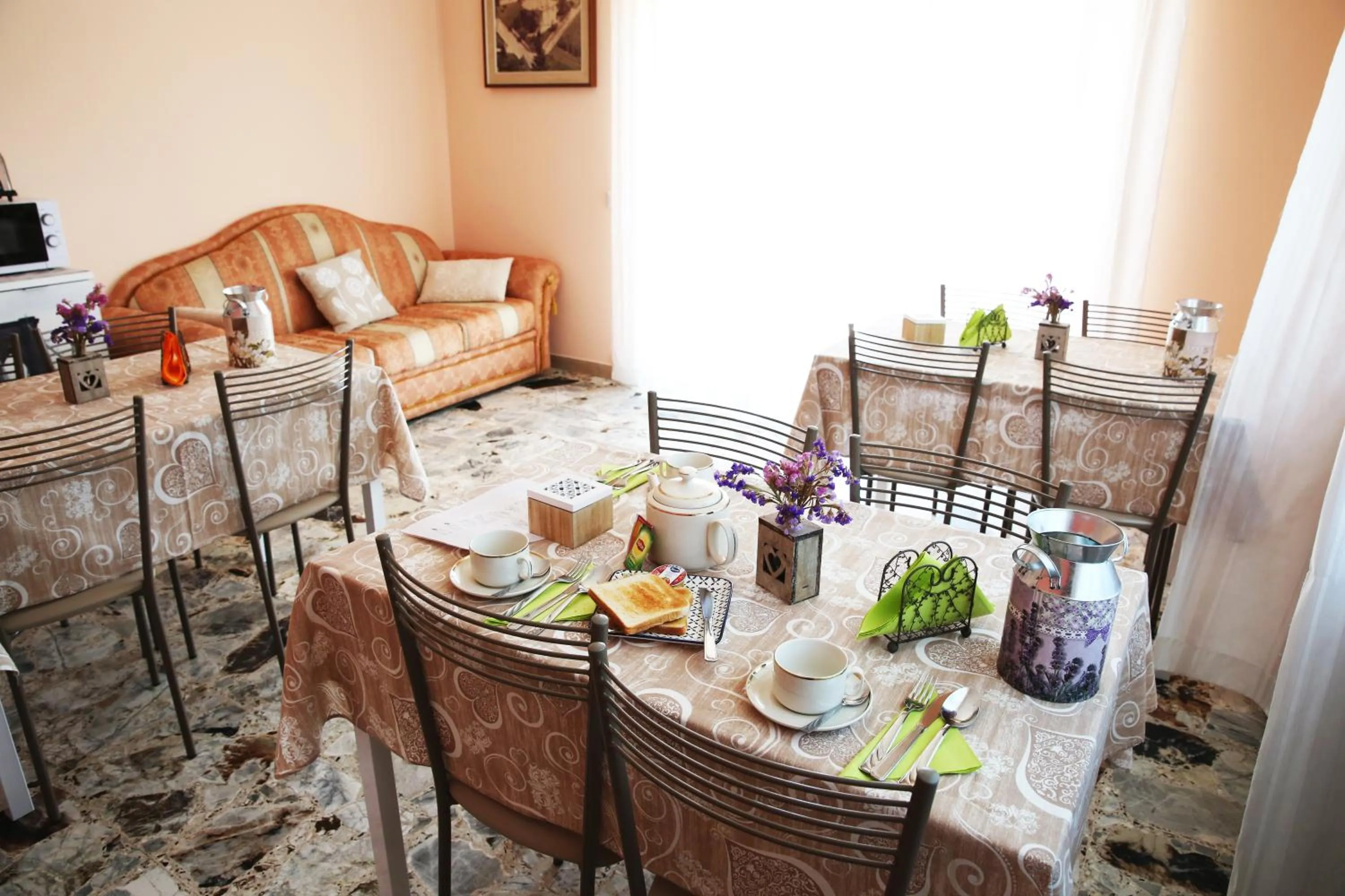 Communal lounge/ TV room in Casamia B&B