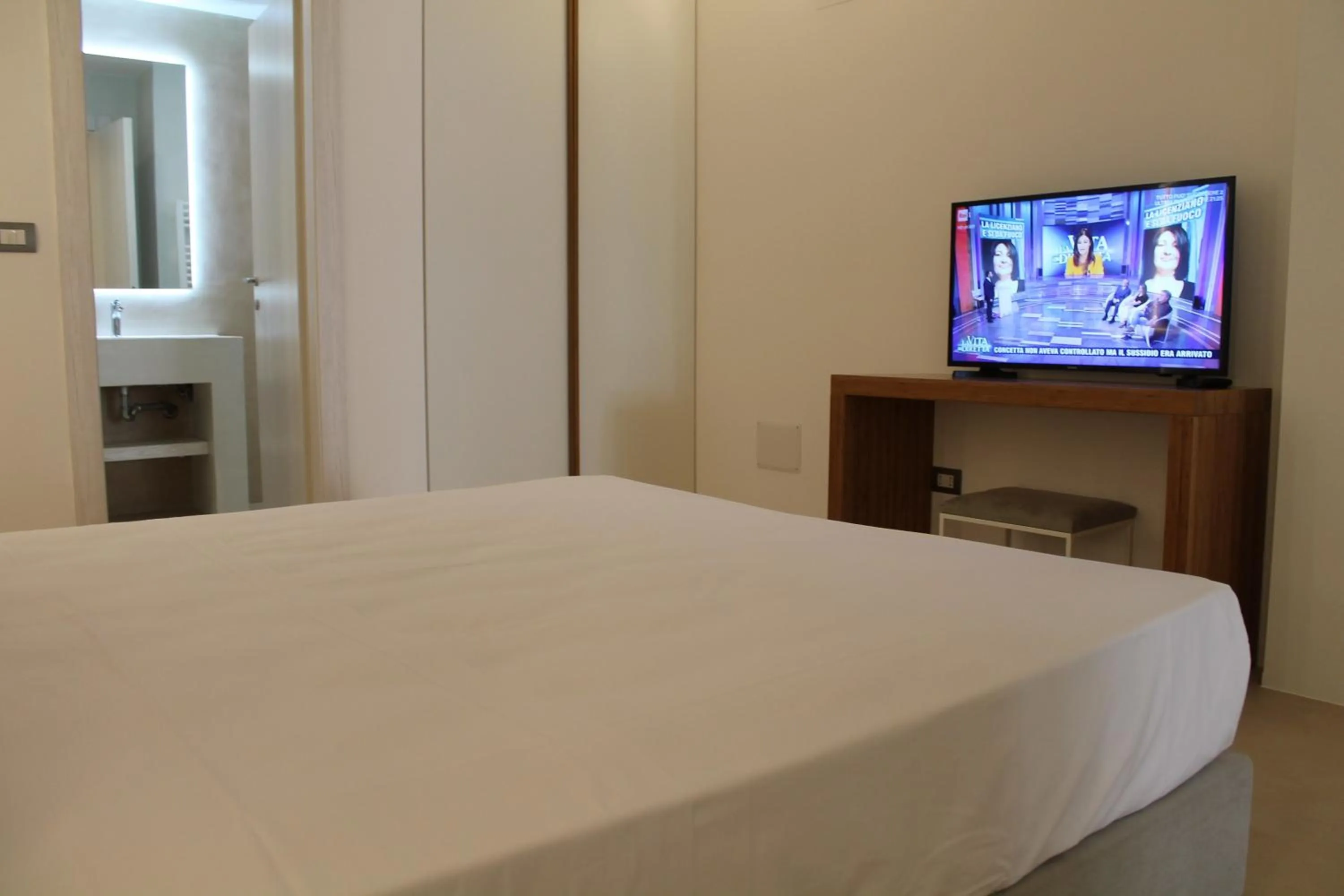 Photo of the whole room, Bed in Seven Suite B&B