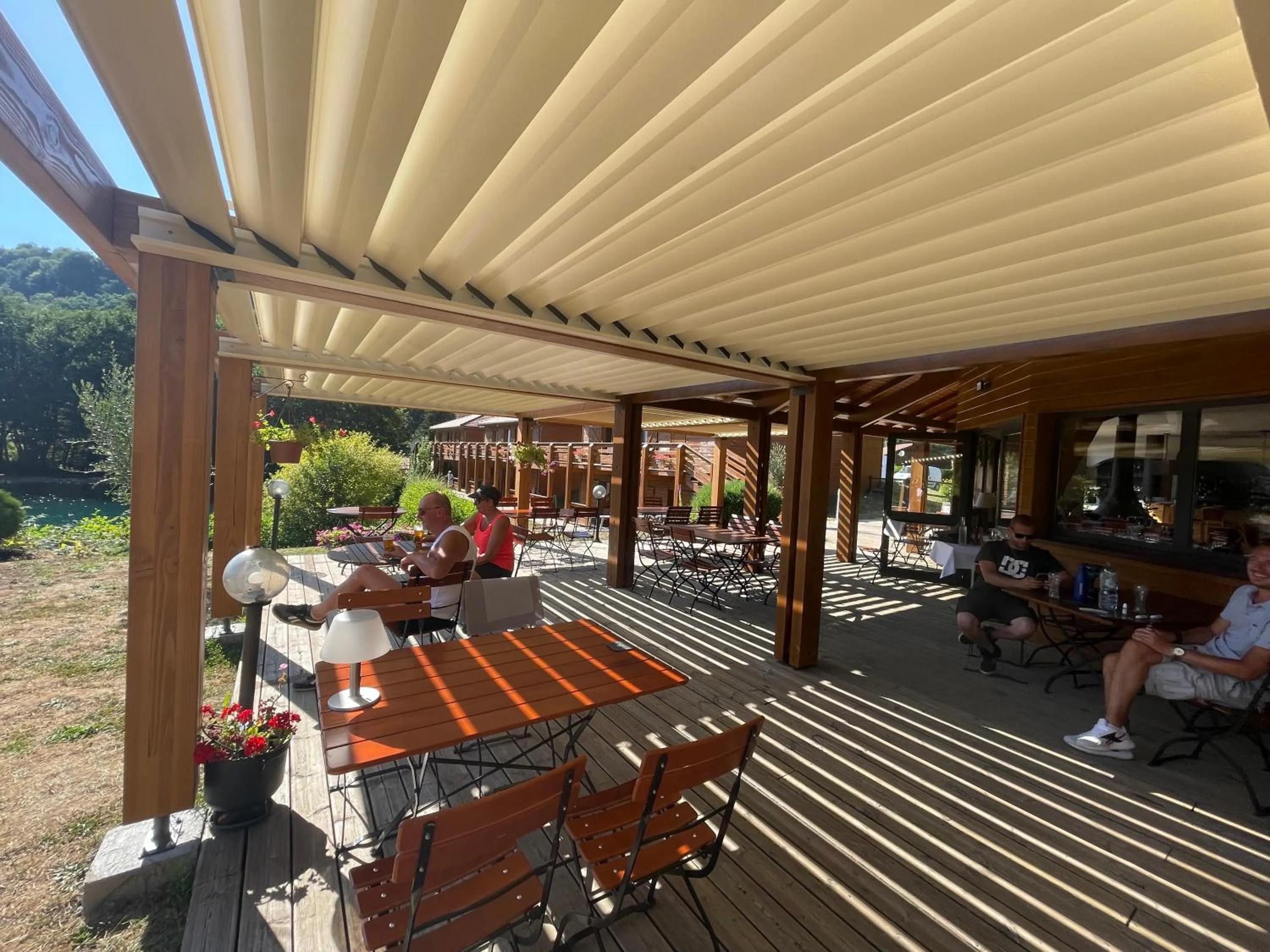 Restaurant/places to eat in Lac des Graves