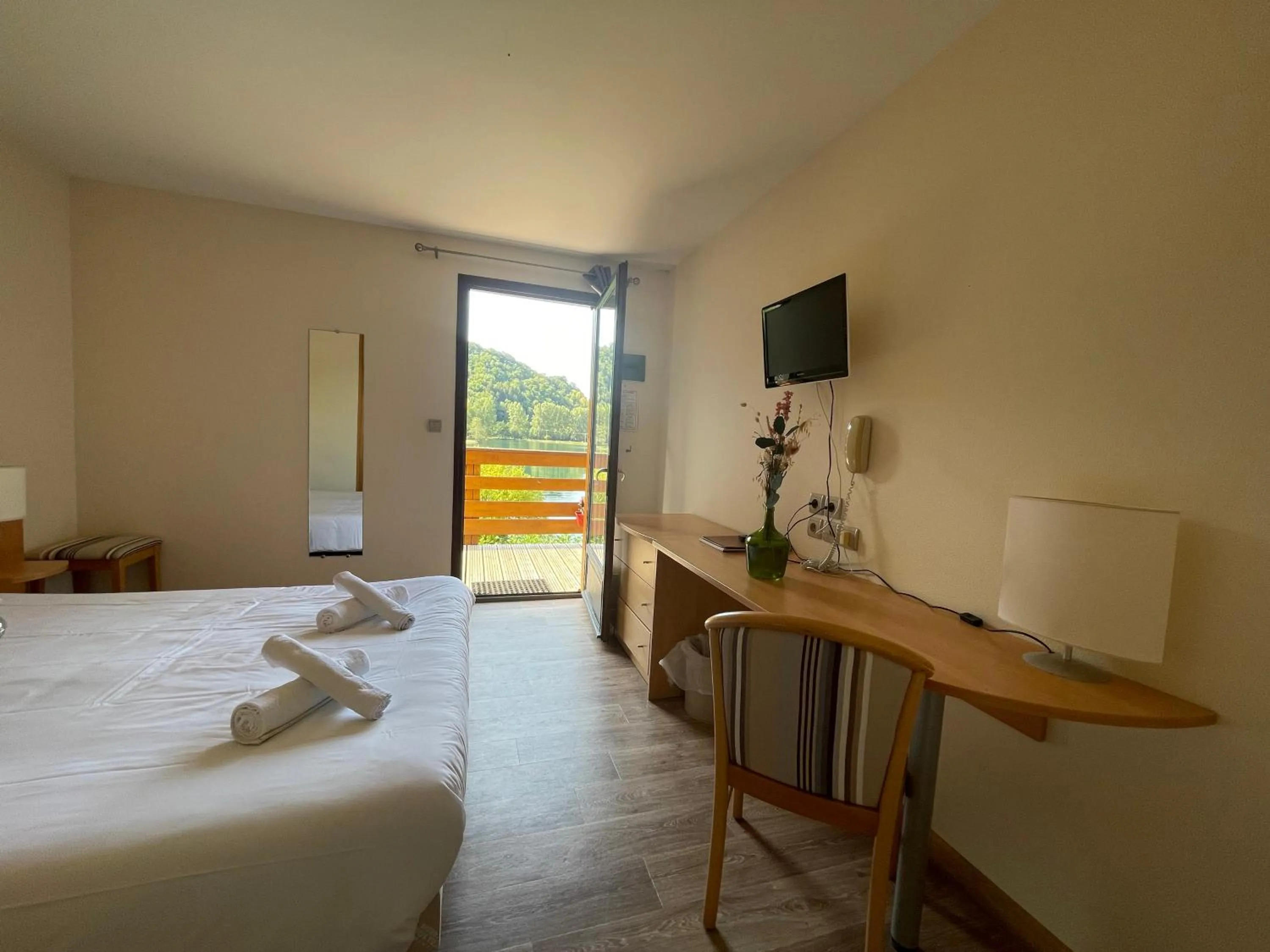 Photo of the whole room, Bed in Lac des Graves