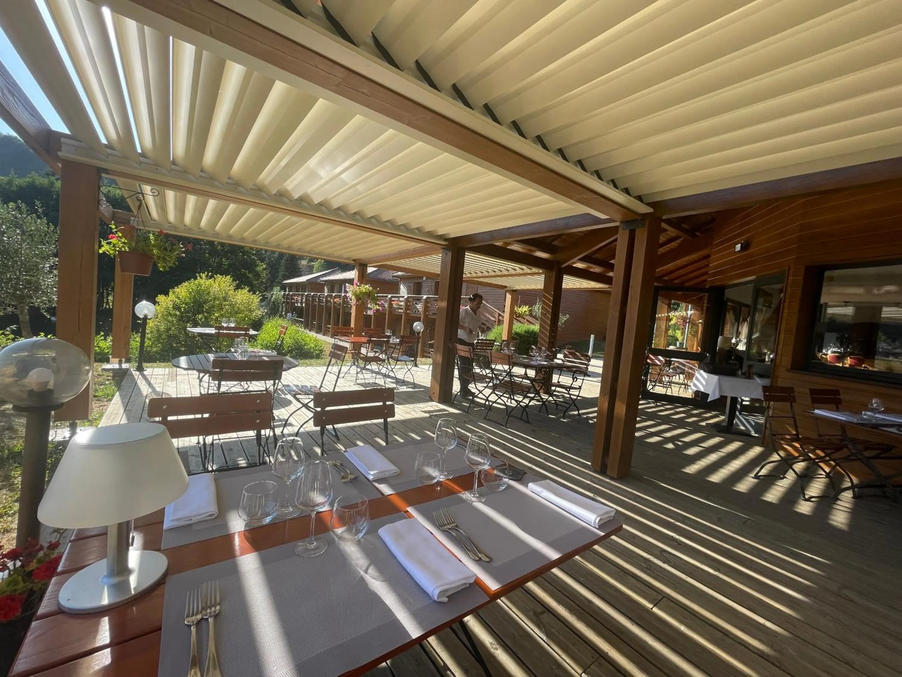 Restaurant/places to eat in Lac des Graves