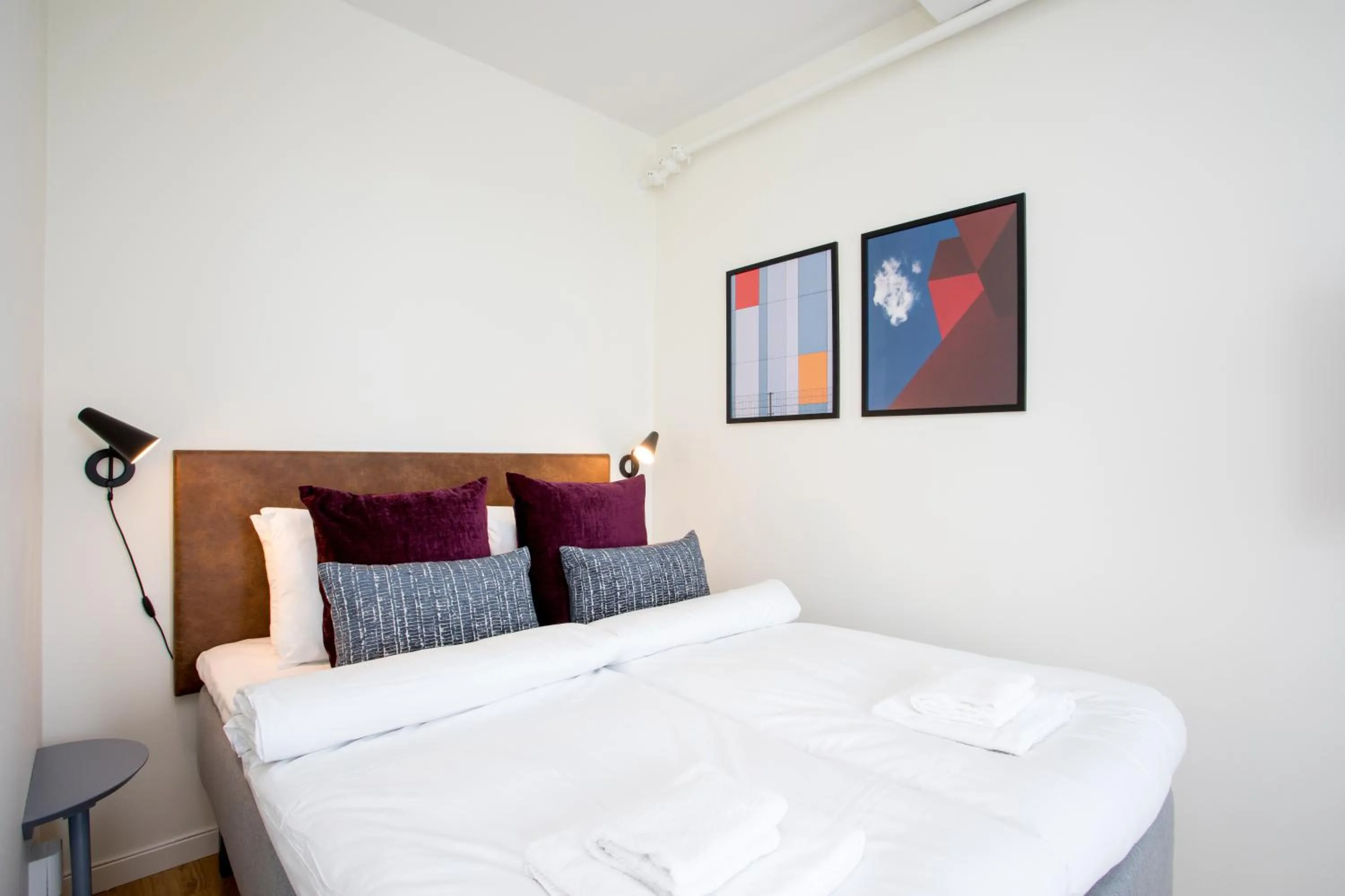 Bed in ApartDirect Älvsjö