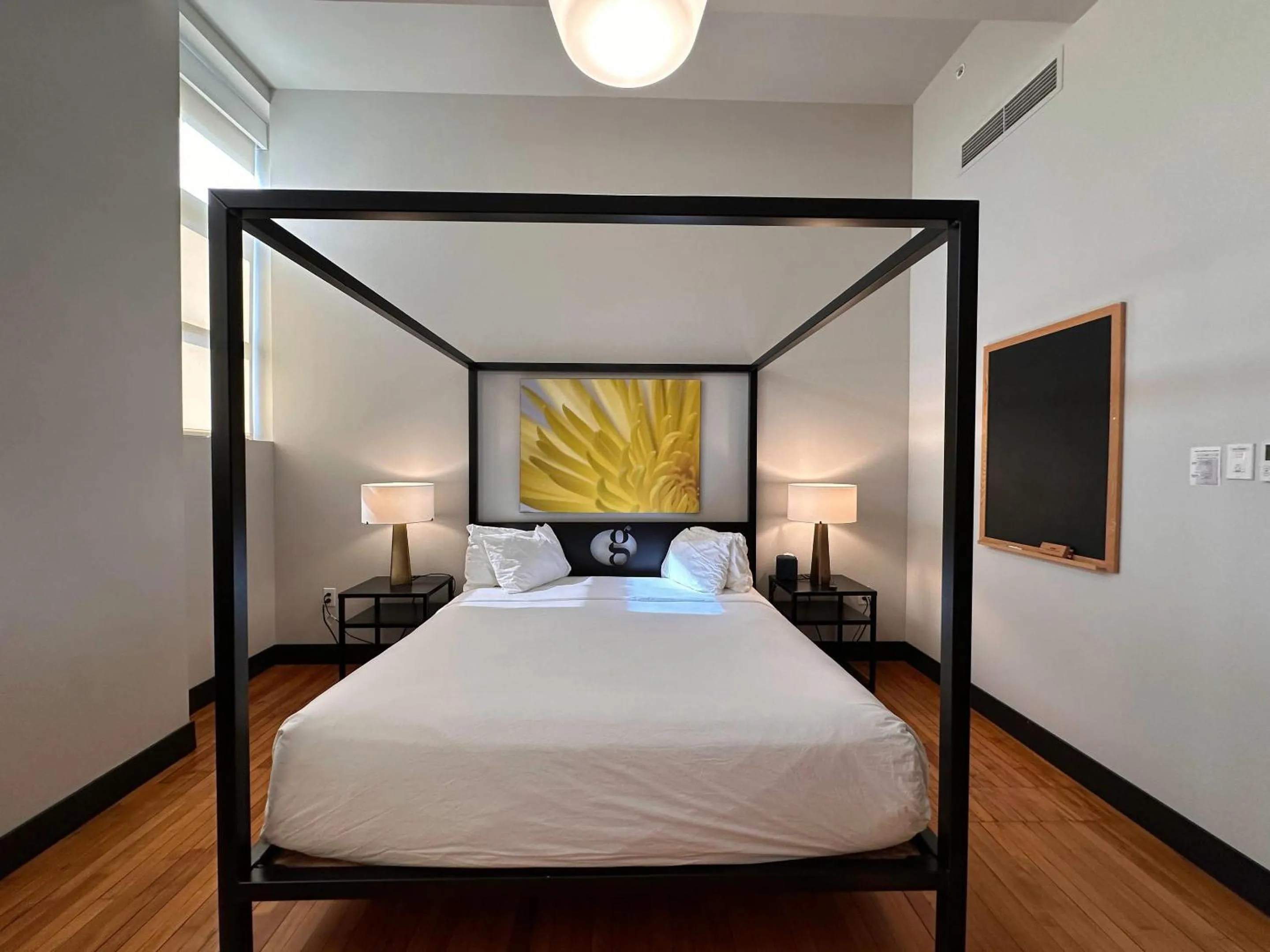 Bedroom, Bed in Hotel Grinnell, Ascend Hotel Collection