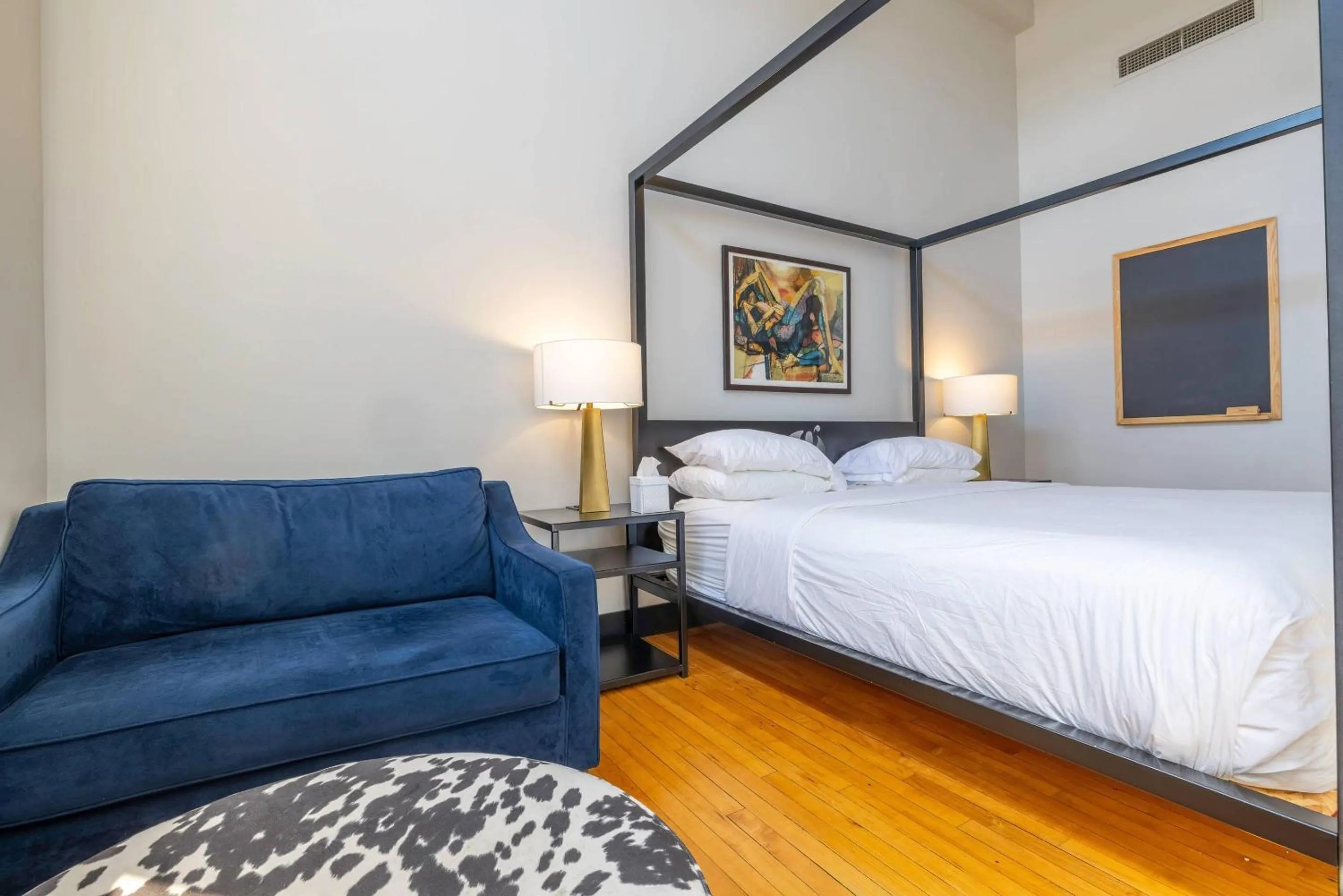 Bedroom, Bed in Hotel Grinnell, Ascend Hotel Collection