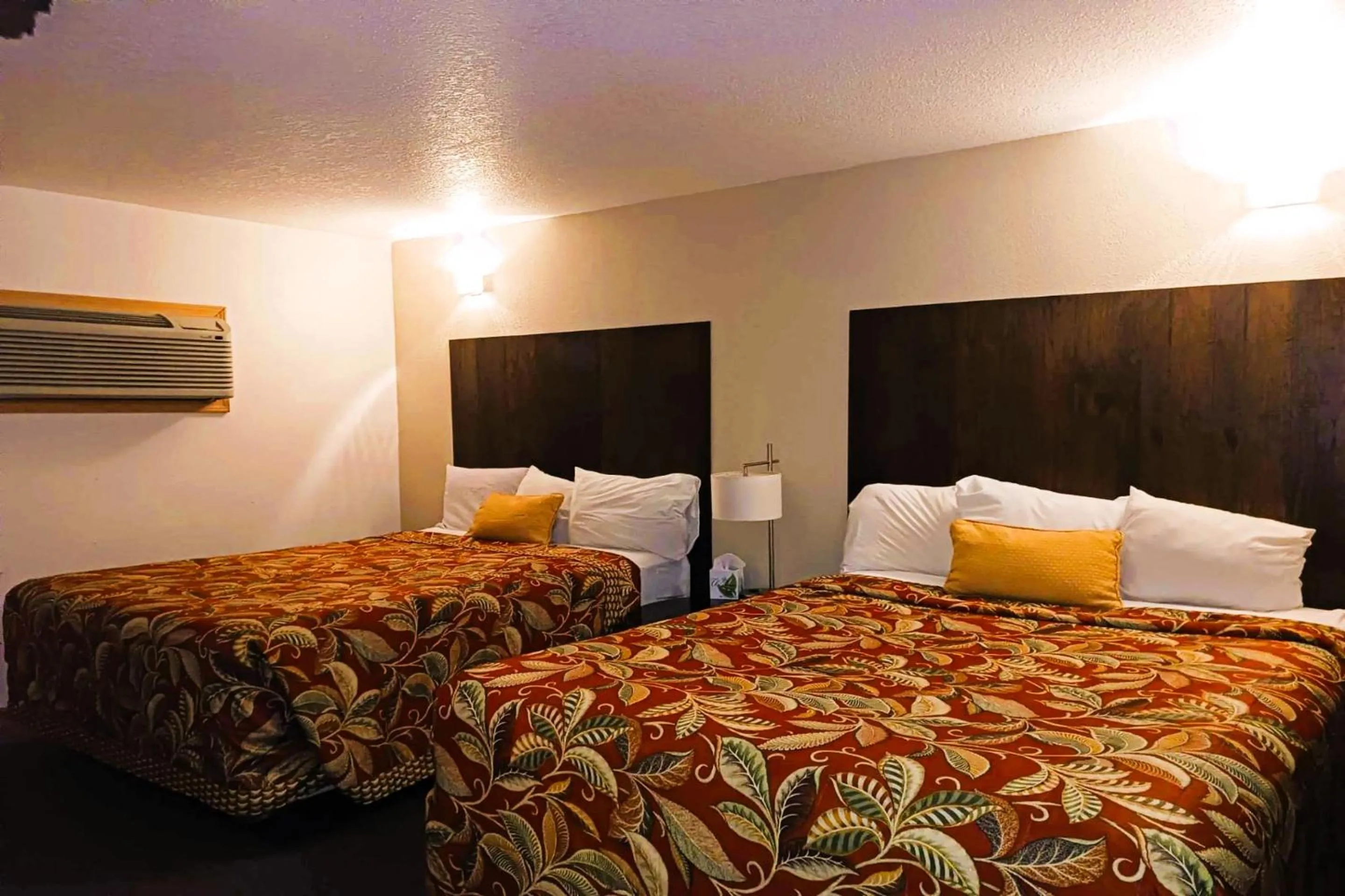 2 Queen Bed	 in HomeTown Inn By OYO Lakin, KS