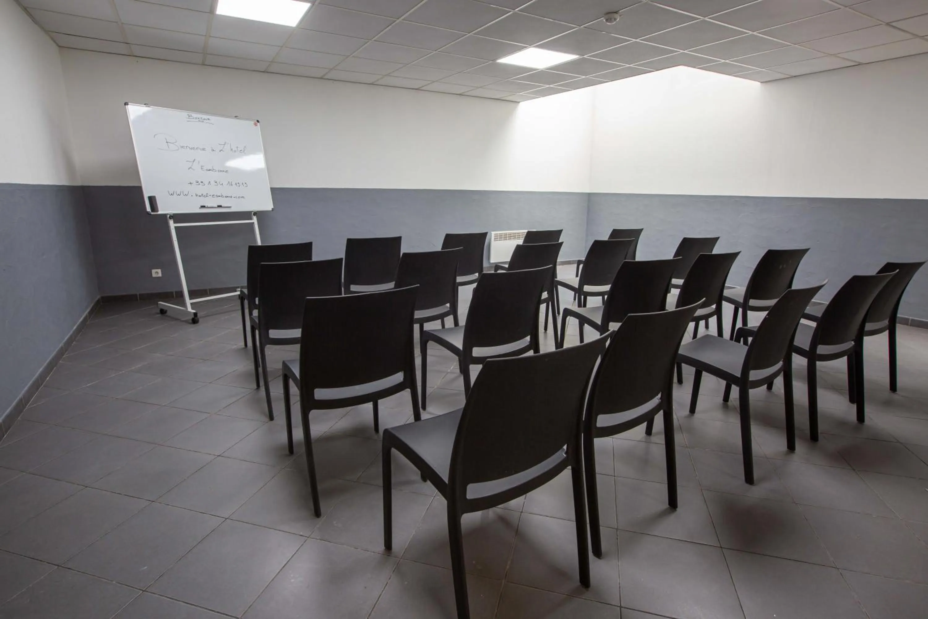 Meeting/conference room in Urban by balladins Eaubonne