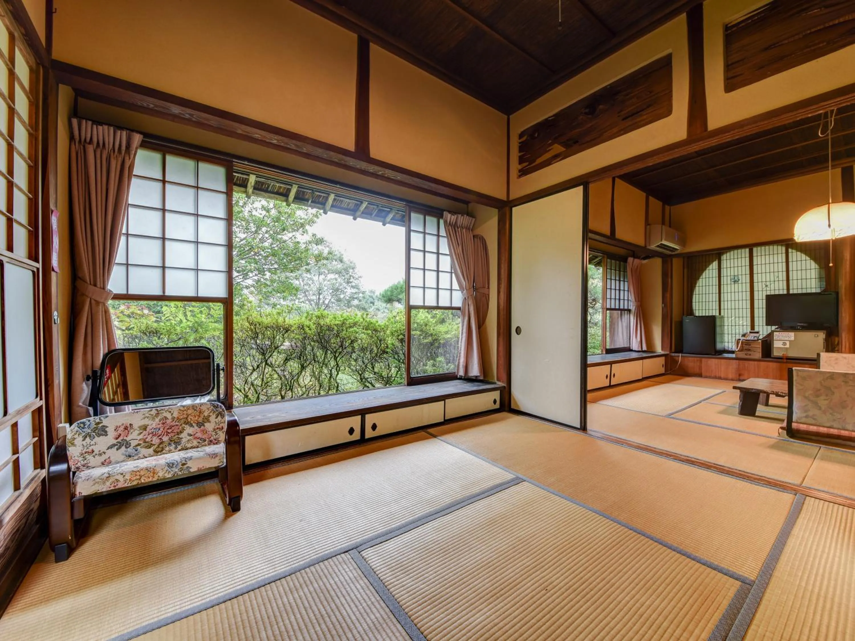 Photo of the whole room in Nagataki