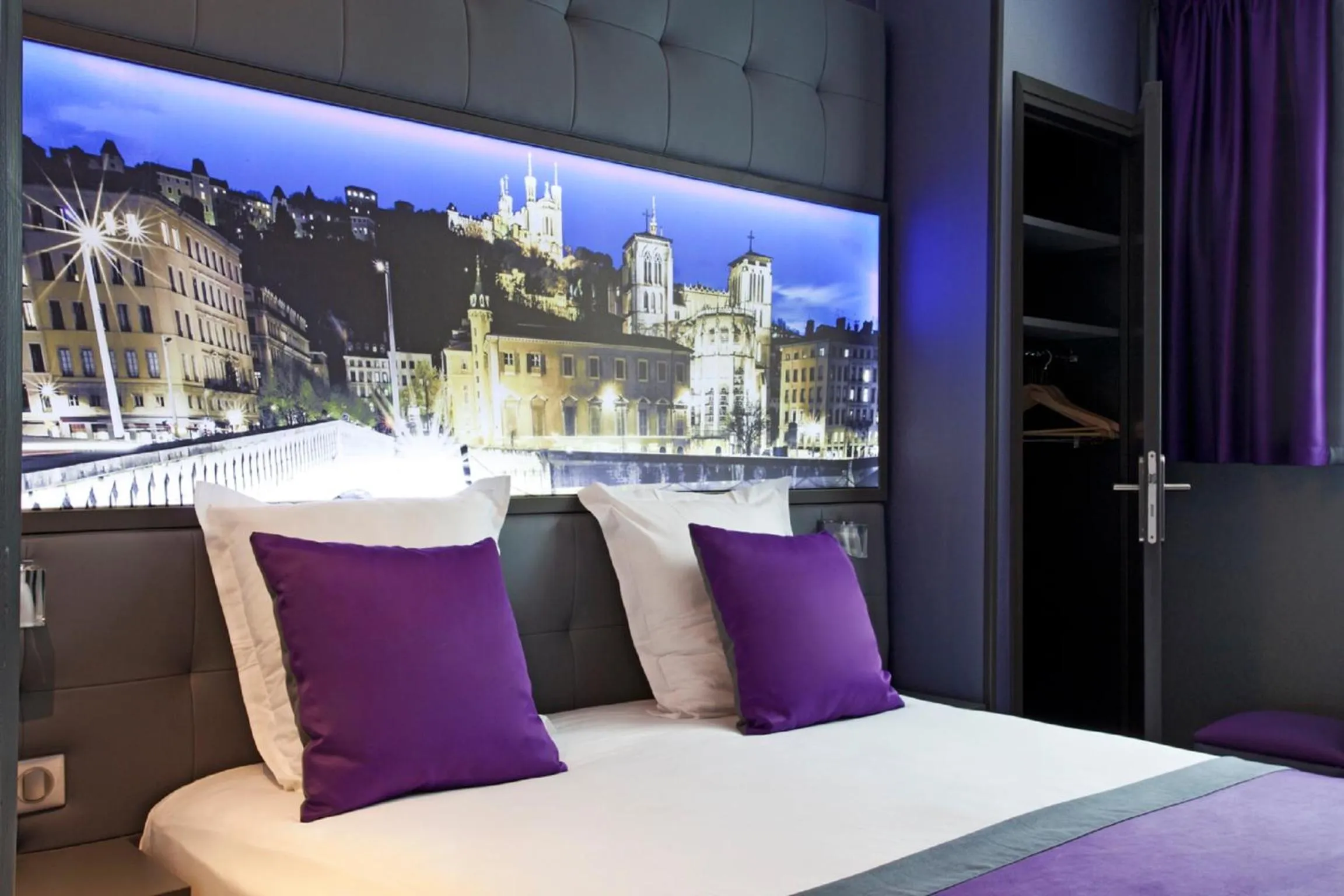 Bed in Hotel des Savoies Lyon Perrache