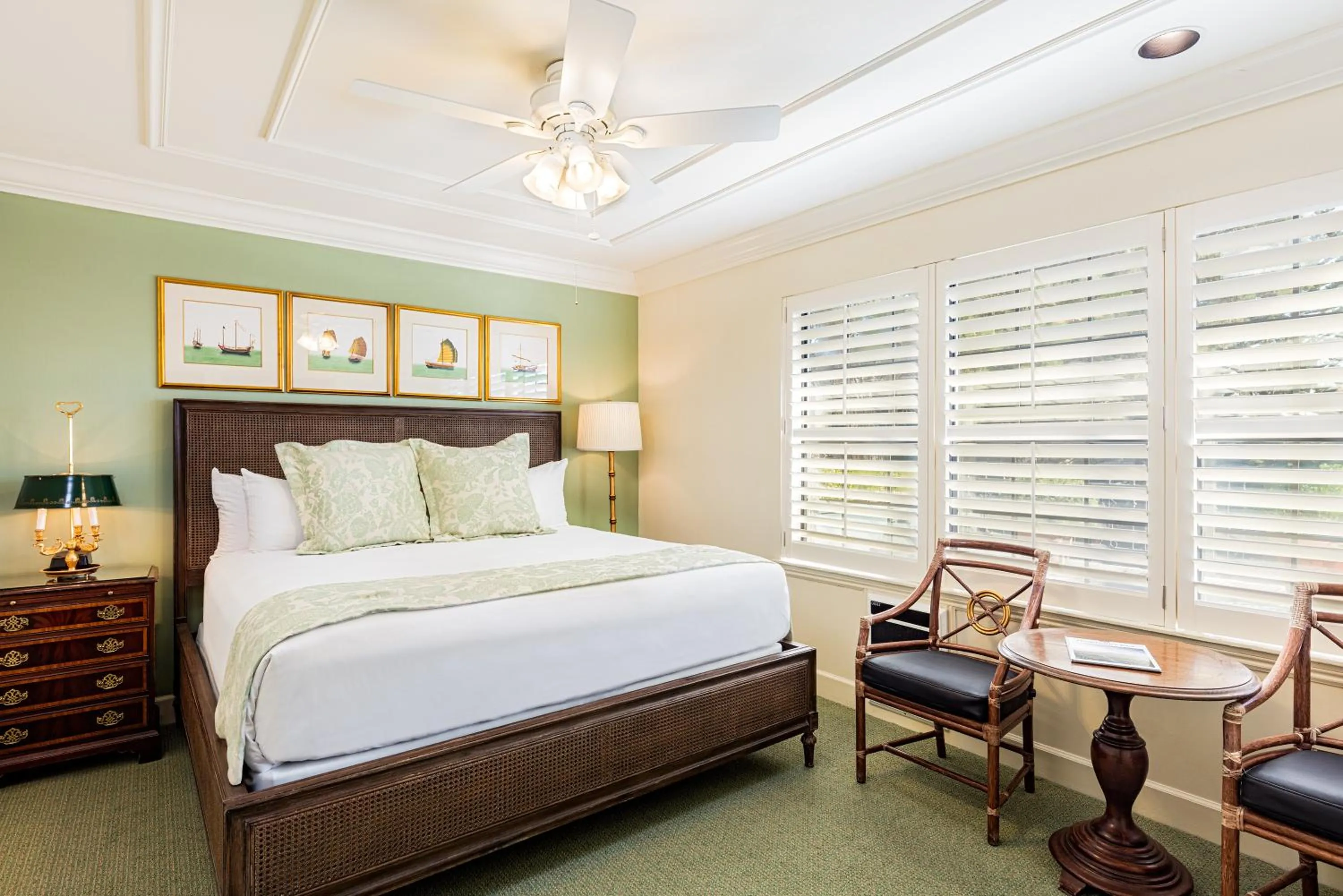 Bed in Pine Inn - Carmel