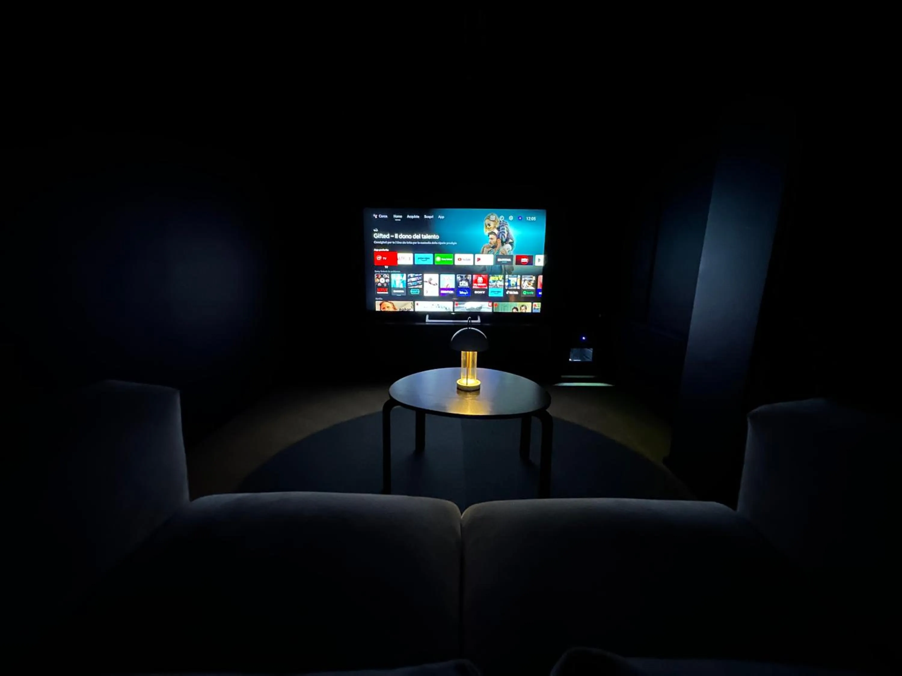 Communal lounge/ TV room in The Rooms Airport - 20Rooms