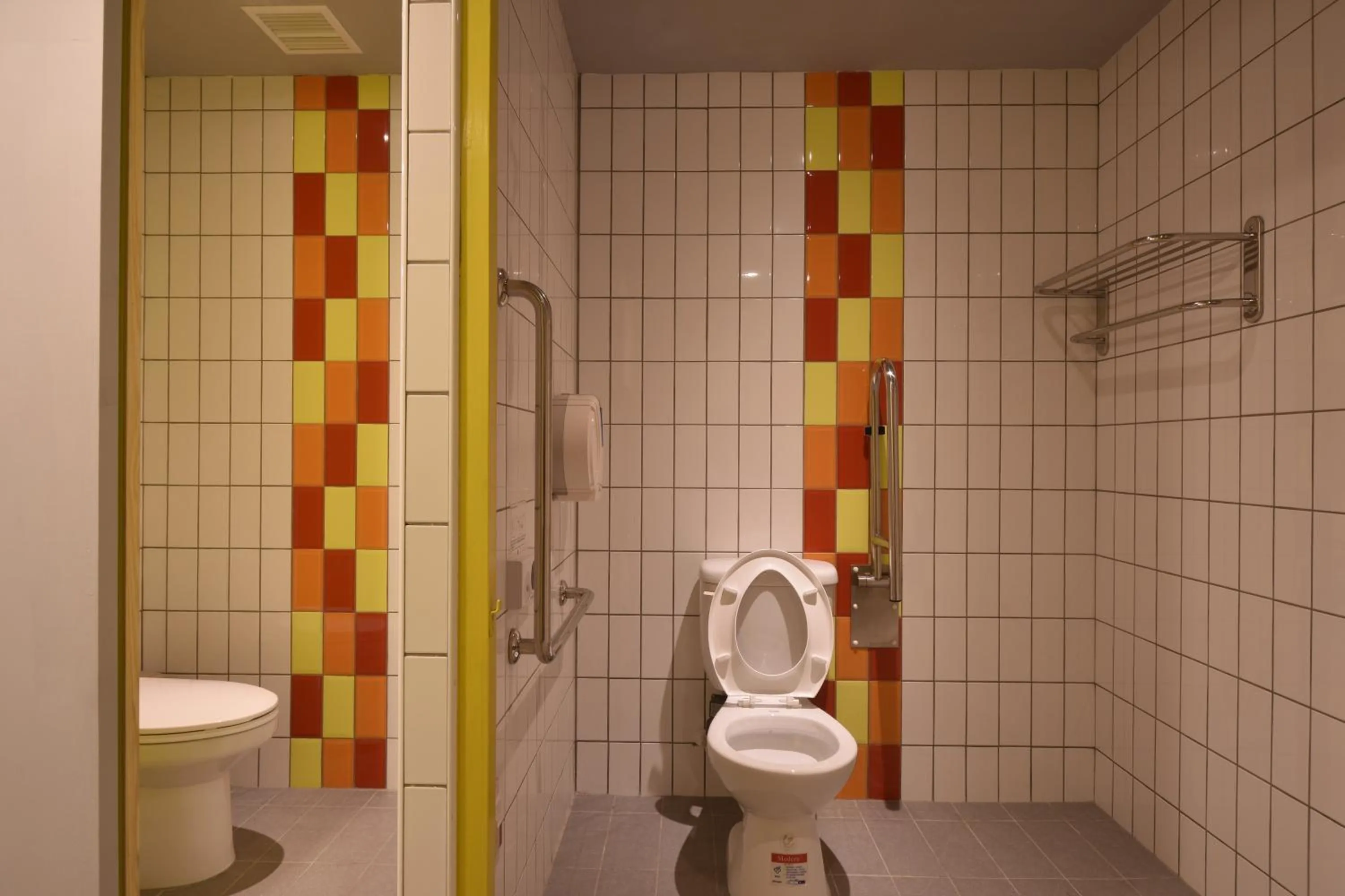 Shower in Taipei Travelers International Hostel